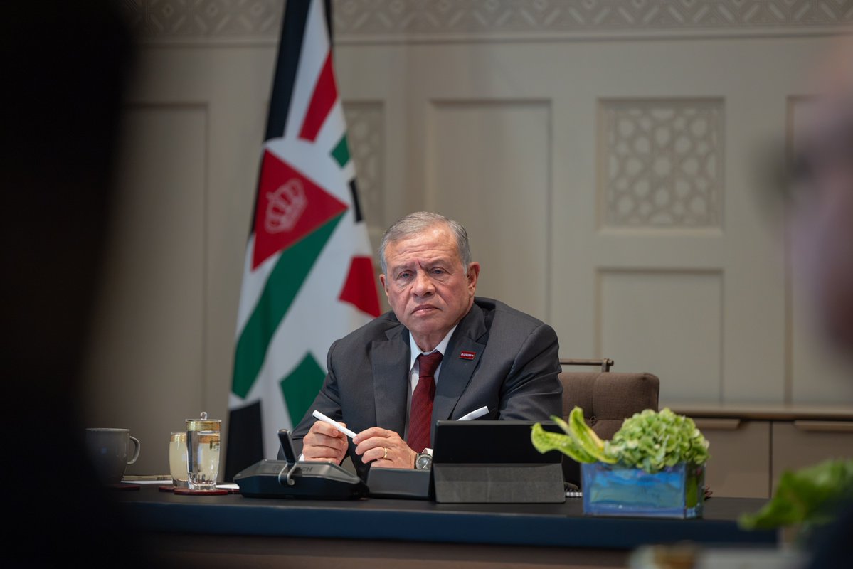 RHCJO's tweet photo. جلالة الملك عبدالله الثاني يترأس اجتماعا في قصر الحسينية لمتابعة عمل الحكومة في قطاع الغاز وخطط تطويره، بما يدعم أمن الطاقة ويرفع تنافسية الاقتصاد الوطني، ويطلع على سير العمل في تنفيذ خطة تطوير حقل الريشة وزيادة إنتاجيته.
#الأردن https://t.co/9wd8O7Qlgs