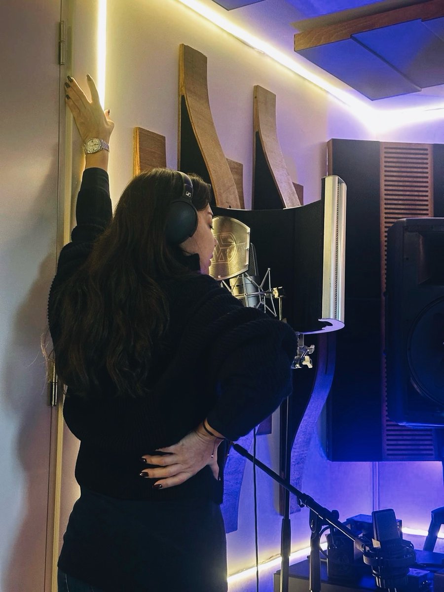 muziksetii's tweet photo. Ebru Gündeş, sosyal medya hesabından yeni bir şarkı müjdesi verdi. Ünlü sanatçı, #HayranOlursun isimli çalışmasını yakında sevenleriyle buluşturacak. 🟣 @EbruGundes https://t.co/iJYmvFgfmA