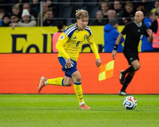 DailyFootyTakes's tweet photo. 🚨 "OF COURSE, IT’S FUN" 🚨
​Borussia Dortmund left back Daniel Svensson has responded to interest from Arsenal and Liverpool! 🇸🇪

​🗣️ "I saw something about it... Of course, it can be fun to read. But there was nothing concrete."

​With Andoni seeking depth at left back, should Liverpool go all in for him in January?
