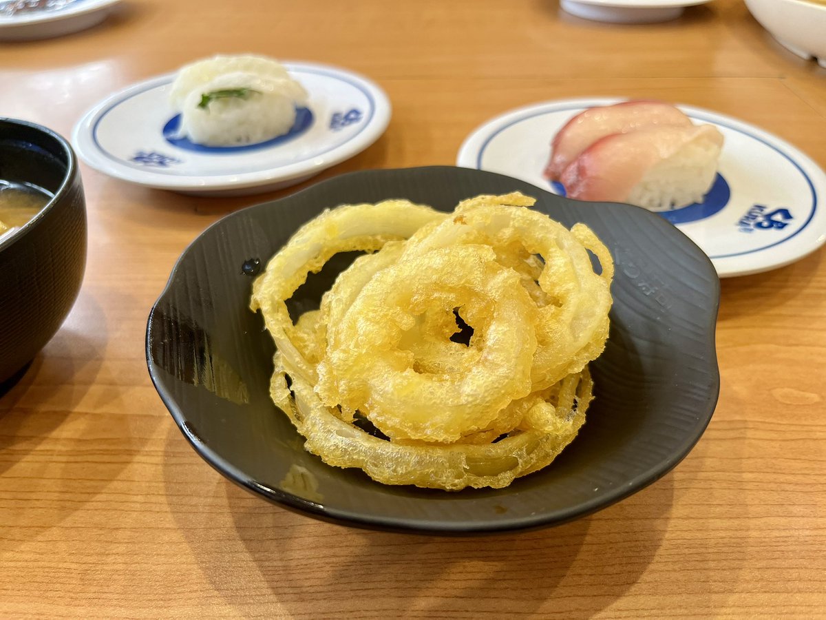 minoriize's tweet photo. 学校終わりの次男を車で拾って、軽食を食べさせて塾まで送り届けたあと、急に夫氏が「回転寿司行こう」って言い出したので、買い物を済ませてから2人でくら寿司へ行ってきた🍣

次男、塾で勉強頑張ってるのにごめんよ🙏 https://t.co/Z8qWU2QKLF