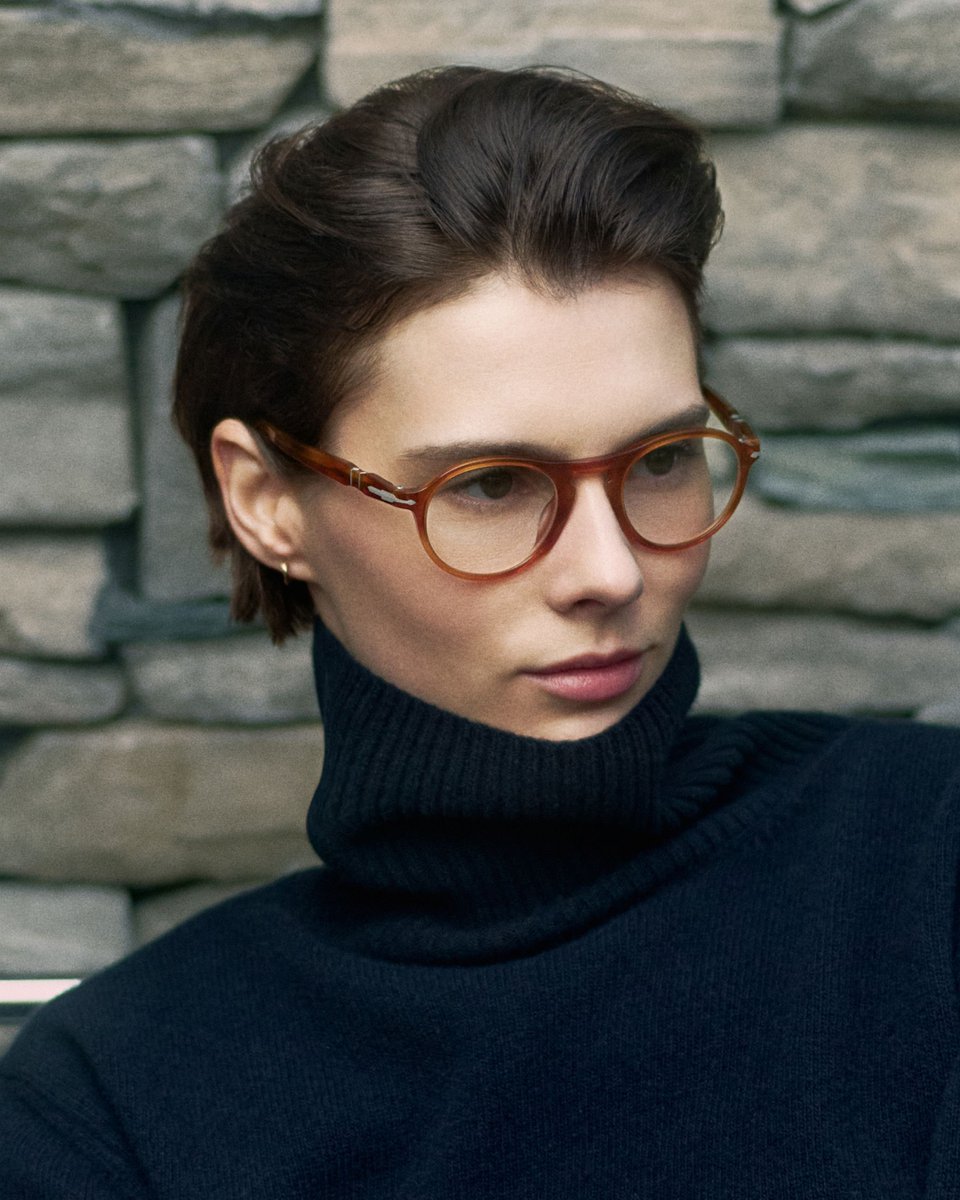 Persol's tweet photo. Soft seasonal light meets Italian craftsmanship. The PO3410V introduces the redesigned Silver Arrow, an iconic detail that reflects Persol’s enduring attention to craftsmanship and design. 

#PersolIcons

Discover more: https://t.co/U9rmFDthf5 https://t.co/sRPYllMmha