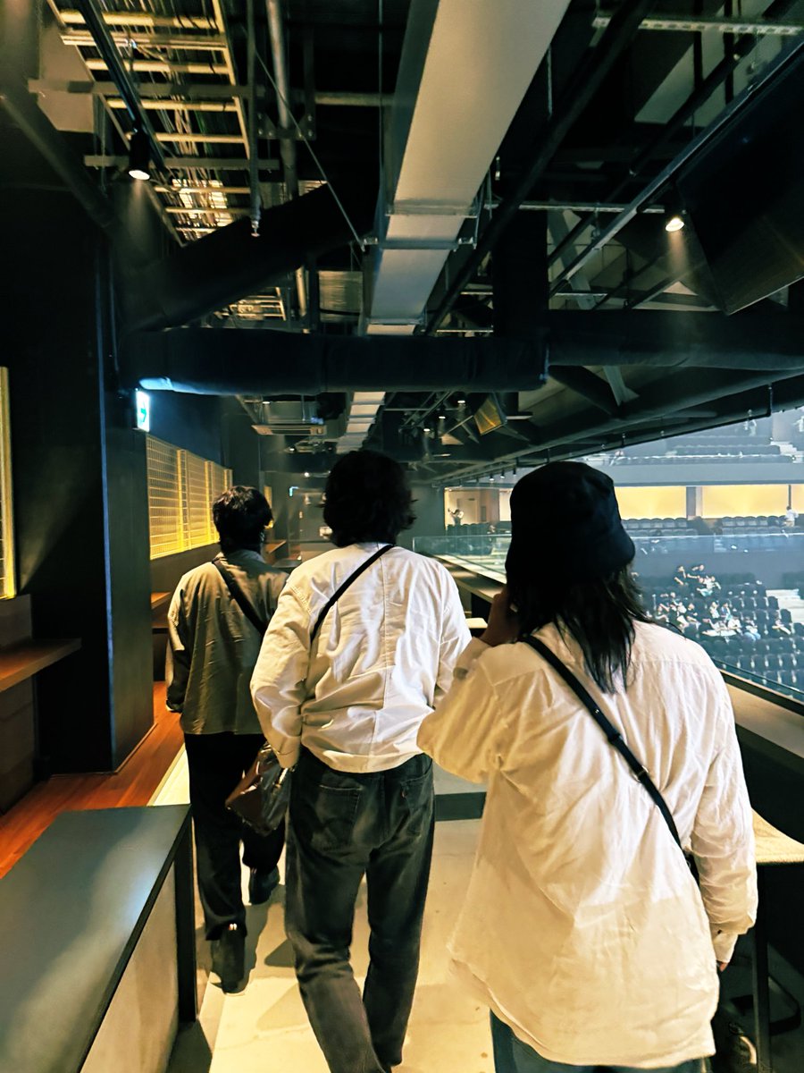 shinnosukeykt's tweet photo. サカナクション「SAKANAQUARIUM 2026-2027 “透明”」を観にキュウソネコカミの4人でGLION ARENA KOBEへ◎
音も光も映像もエグいくらい極上で圧倒された。空間がサカナクションの音楽そのものになっていて、最高峰のバンドのワンマンライブを体験して、めちゃ感動したし勉強にもなった。憧れる。
いつもよりだいぶテンション高めのオカザワ、ほんと良かったねえ〜