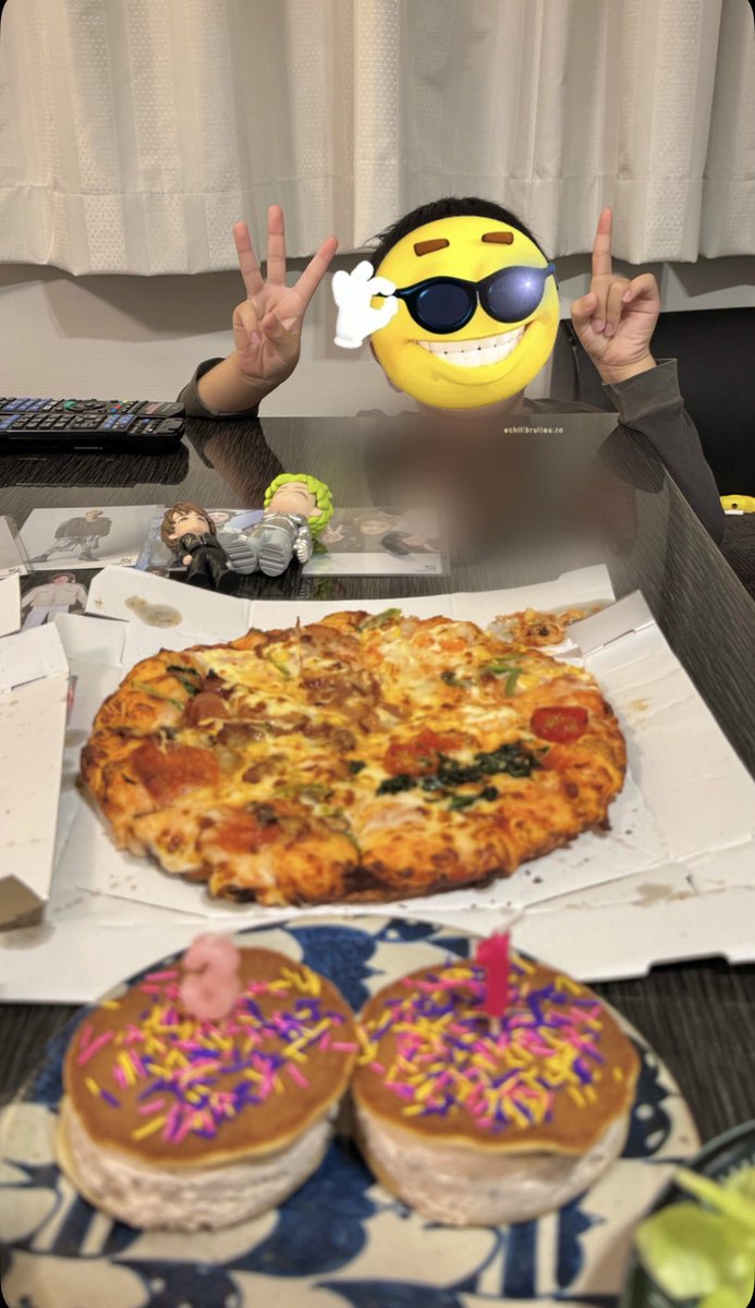 souchi0420's tweet photo. 毎年恒例！本人不在の誕生日パーティー🥳
今宵はピザで宴だよ〜🍕🍻
ケーキの代わりにクリームどら焼きで🤤
家にいる岸くん全員に集まってもろて、
賑やかに過ごせましたとさ（笑）

#岸優太誕生祭2026 
#Kc_HBDay https://t.co/RHKlIhxRFn