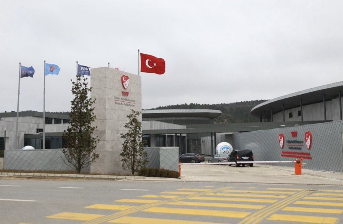 23dea23's tweet photo. İstanbul Mali Şube ekipleri şu anda TFF Riva Tesisleri'nde. Bazı kayıtlar inceleniyor! https://t.co/3U82p0uB4z