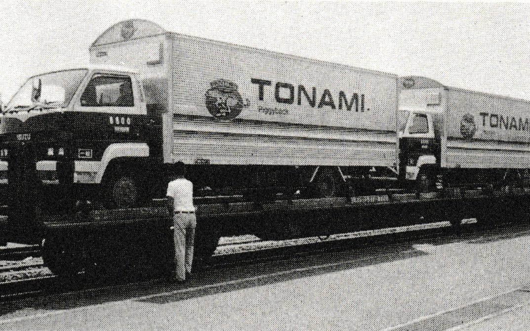 tonami_recruit's tweet photo. うちにも列車にトラックごと載せちゃってた時代がありましたよ〜🐆
#トナミ #トナミ運輸 #GONEXT https://t.co/kfs5ZZpDLt