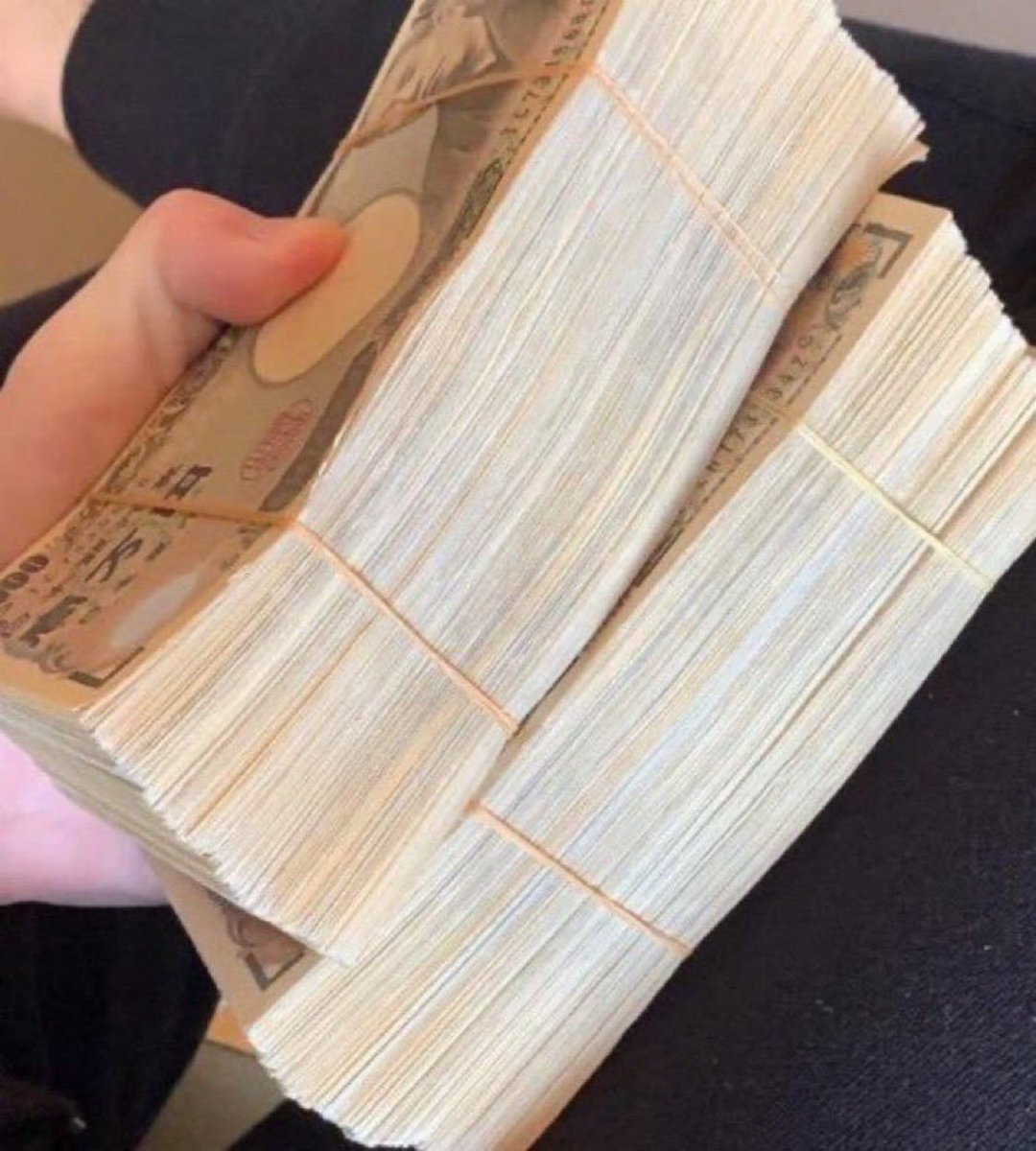 Sandrarfouk's tweet photo. もし本日1億円を受け取ったら、何に使いますか？🤔 

1 借金を返済する  
2 投資してください  
3 それを使って生活をより良くしてください https://t.co/aQVIzS4sUv