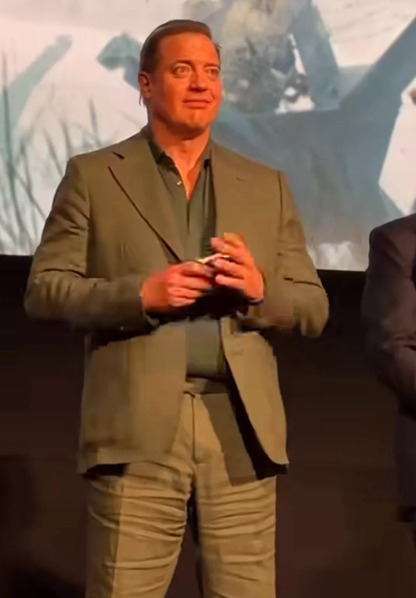 VintageSitcoms's tweet photo. I adore this man. He is humble. He doesn’t take his fame or his fans for granted. He genuinely enjoys his craft.

Brendan Fraser took out his disposable camera when he was getting a standing ovation for his movie Pressure. He quickly took a picture of the entire theatre doing a standing ovation to capture the memory. ❤️
And I’m genuinely happy he’s back for The Mummy 4.
