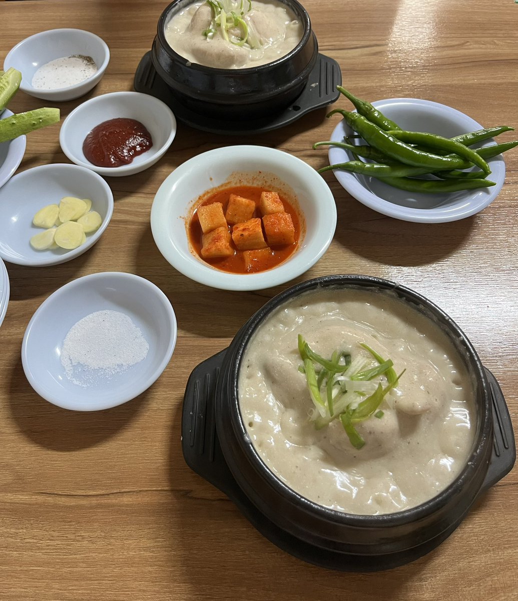 s2tten0's tweet photo. 📍 원조 호수삼계탕 
  -元祖 ホスサムゲタン-

クリーミーなスープが特徴のサムゲタンが食べれるお店

店内ほぼ韓国の方ばかりで現地の方に人気のお店らしい！隣の席にいた韓国の方が日本人が好きそうな味って言ってたけど1口食べて納得した👍🏻笑 https://t.co/yrNLrq011U