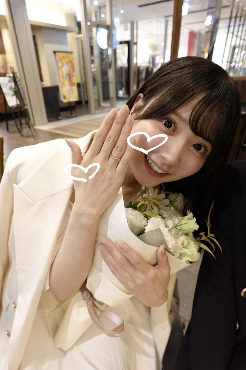 551gatabetai's tweet photo. 丁度それくらいで探しててプレゼントとしてさくらに選んでもらって買ってもらったeteのリング可愛くてお気に入り♡嬉しくてずっとこのポーズ。25歳独身女性がやってはいけないポーズすぎる。
#mond_551gatabetai
https://t.co/RtwHXCYFQB https://t.co/9ortyrhhD3