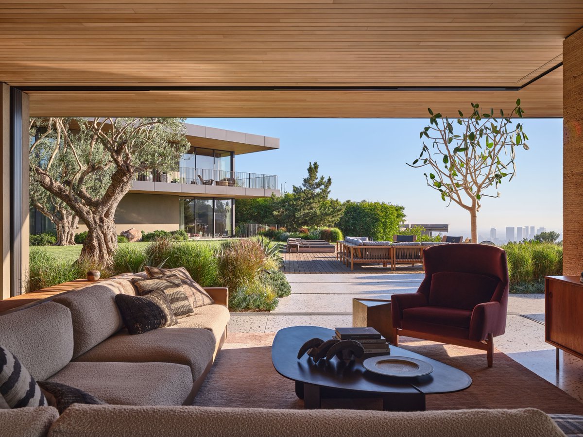 ADMEXICO's tweet photo. (1/2) Esta casa lleva el minimalismo orgánico a un terreno más cálido, donde la naturaleza forma parte de la arquitectura y la decoración. https://t.co/1iZ4U4dn06