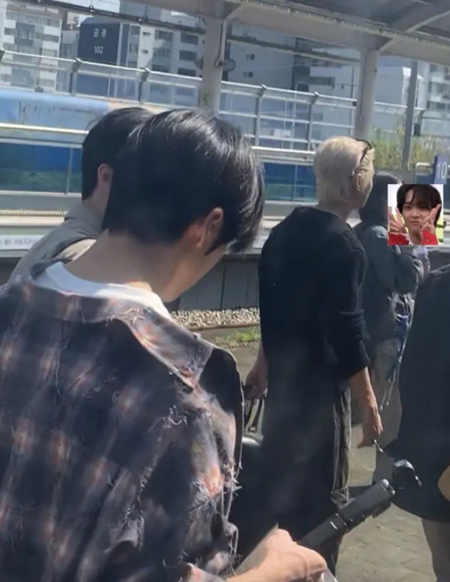 jisunqpawrk's tweet photo. so 6/6 dreamies spotted taking ktx and filming a content in mukho today!!!!!

all dark hair except blonde haechan 🫢 https://t.co/ummNm1zslZ