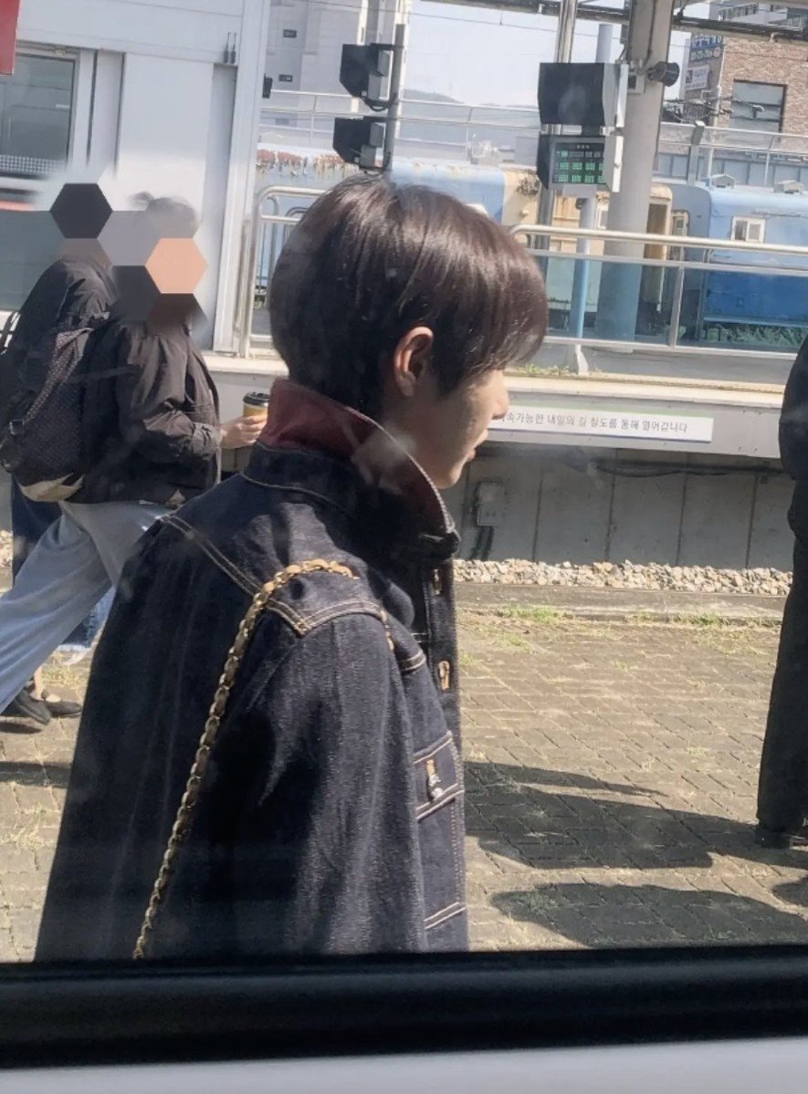 jisunqpawrk's tweet photo. so 6/6 dreamies spotted taking ktx and filming a content in mukho today!!!!!

all dark hair except blonde haechan 🫢 https://t.co/ummNm1zslZ