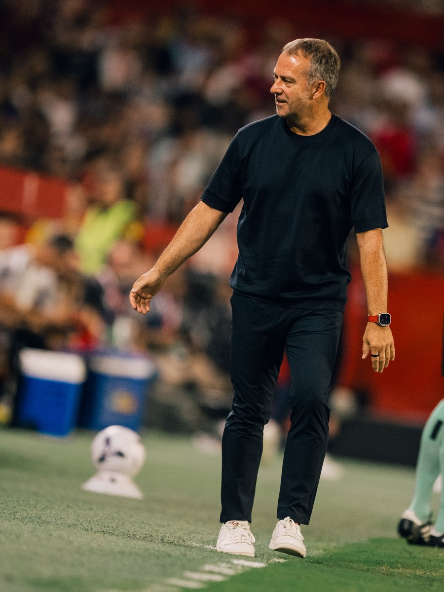 FCBarcelona's tweet photo. Flick, named LaLiga’s Coach of the Month for September. 👏🏆 https://t.co/r0Ooknv3MP