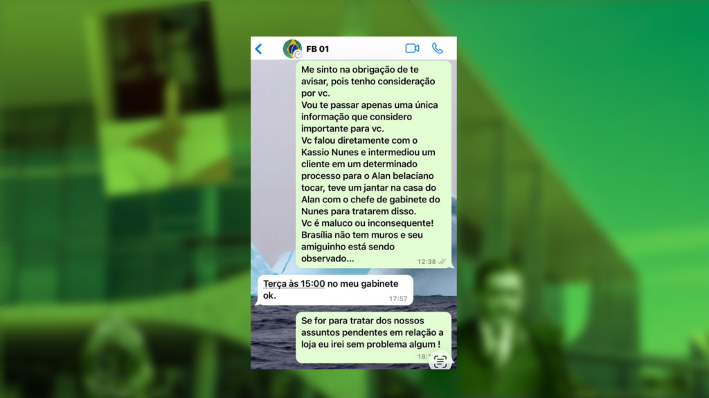 AndradeRNegro2's tweet photo. PlatoBR explode BOMBA contra Fávio Bolsonaro

As orgias com garotas de programa, os presentes caríssimos recebidos, a intermediação de sentenças com ministro do STF. Segue um resumo das revelações:

- A reportagem se baseia em mensagens, áudios, documentos, notas fiscais e fotos guardados por Alexandre Santini, ex-sócio e antigo amigo de Flávio Bolsonaro. 

- Santini foi sócio de Flávio na franquia da Kopenhagen investigada no caso das “rachadinhas”. A relação entre os dois terminou em conflito por dinheiro. 

- Em 2023, Santini cobrou de Flávio R$ 1,4 milhão, alegando prejuízos relacionados ao encerramento da sociedade na loja. 

- Segundo a matéria, Santini passou a usar informações pessoais e políticas que acumulou durante anos de proximidade com Flávio como instrumento de pressão para obter um acordo. 

- Entre esse material estariam registros de encontros privados de Flávio com garotas de programa, alguns organizados pelo próprio Santini. PlatôBR

- A reportagem afirma que havia encontros no Grand Hyatt, no Rio, e também em Brasília, com despesas que teriam origem em um caixa informal mantido pelo grupo.

- Santini teria mostrado parte desse material a Fernanda Bolsonaro, mulher de Flávio, provocando uma grave crise no casamento. 

- Em mensagem reproduzida pela reportagem, Flávio diz ter se arrependido de “muitas escolhas erradas” e afirma que não voltaria a errar com a família. 

- A matéria relata que amigos e parceiros de Flávio pagavam despesas pessoais dele durante o governo Jair Bolsonaro. 

- O advogado Alan Belaciano teria pago mais de R$ 90 mil em equipamentos de academia para a casa de Flávio em Brasília. Flávio já havia afirmado que se tratava de um empréstimo pessoal que estava pagando. PlatôBR

Belaciano também teria comprado para Flávio, em fevereiro de 2022, um Rolex Submariner Date de ouro branco por R$ 305 mil. A nota fiscal estava em nome do advogado. 

- Segundo o PlatôBR, mensagens guardadas por Santini indicariam que o relógio comprado por Belaciano tinha Flávio como destinatário. 

- O grupo de amigos de Flávio manteria em Brasília uma casa no Lago Sul usada como ponto de contato com pessoas interessadas em resolver questões junto ao governo federal. 

- A reportagem relaciona integrantes desse círculo a interlocuções envolvendo ministérios, CVM, Cade e outros órgãos públicos durante o governo Bolsonaro. 

- Santini também mantinha contato próximo com Fabrício Queiroz e Frederick Wassef. Mensagens mostram Queiroz pedindo ajuda financeira e usando Santini como intermediário para chegar a Flávio. 

- O episódio politicamente mais sensível envolve o ministro Kassio Nunes Marques, do STF. PlatôBR

- Em dezembro de 2023, Santini escreveu a Flávio dizendo saber que ele teria falado diretamente com Kassio Nunes Marques sobre o interesse de um cliente que tinha processo no gabinete do ministro. 

- Segundo a mensagem, a operação teria sido conduzida por Alan Belaciano e teria incluído até um jantar para tratar do assunto, com participação do chefe de gabinete do ministro. 

- Logo após receber essa mensagem, Flávio concordou em encontrar Santini em seu gabinete. 

- Pouco depois dessa reunião, Santini avisou às pessoas com quem havia compartilhado o material que o conflito estava encerrado. A reportagem diz não saber qual acordo foi feito entre os dois. 

- Atualmente, segundo a matéria, Santini voltou a apoiar publicamente Flávio Bolsonaro e faz campanha por ele.