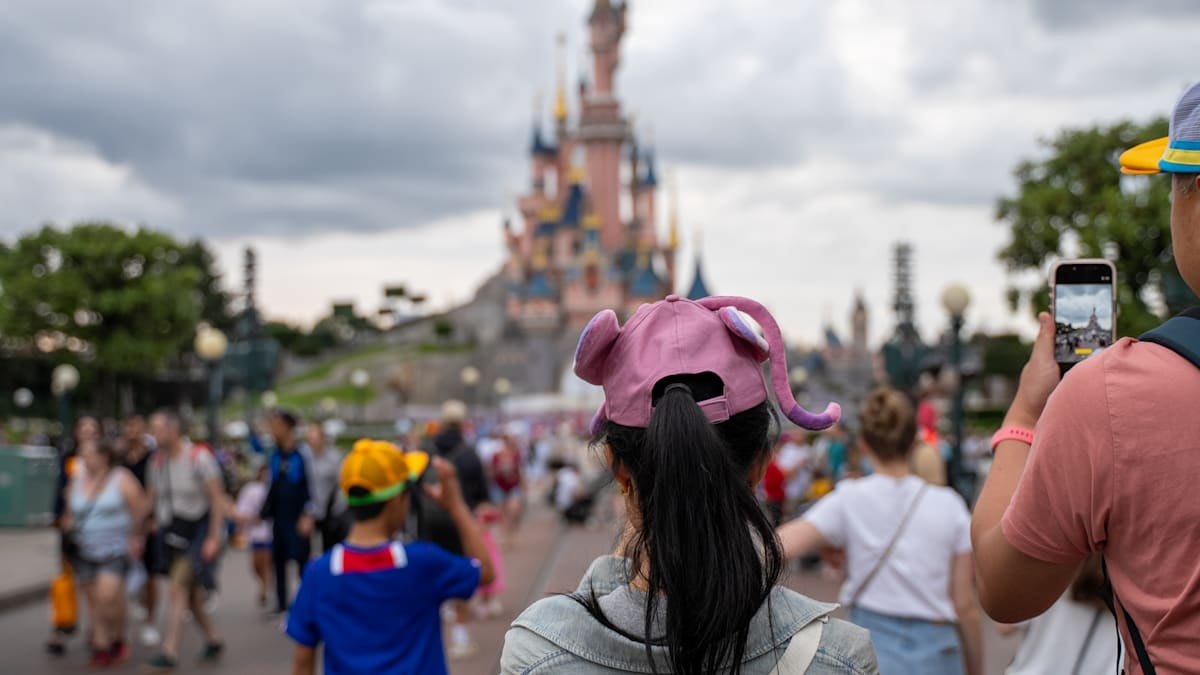 welt's tweet photo. 25.000 Euro am Tag erbeutet – Clan-Mitglieder schickten Kinder zum Klauen ins Disneyland https://t.co/jYbbWNu1uk https://t.co/pA2hw1MeNN