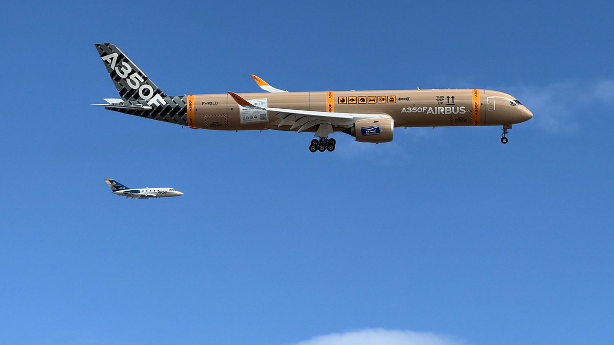 flightradar24's tweet photo. Spectacular views during the low pass before F-WXLD successfully landed after 4h 14min in the air, with nearly one million people tracking the flight on Flightradar24. Congratulations, @Airbus! 👏✈️ https://t.co/hiyMkektxu