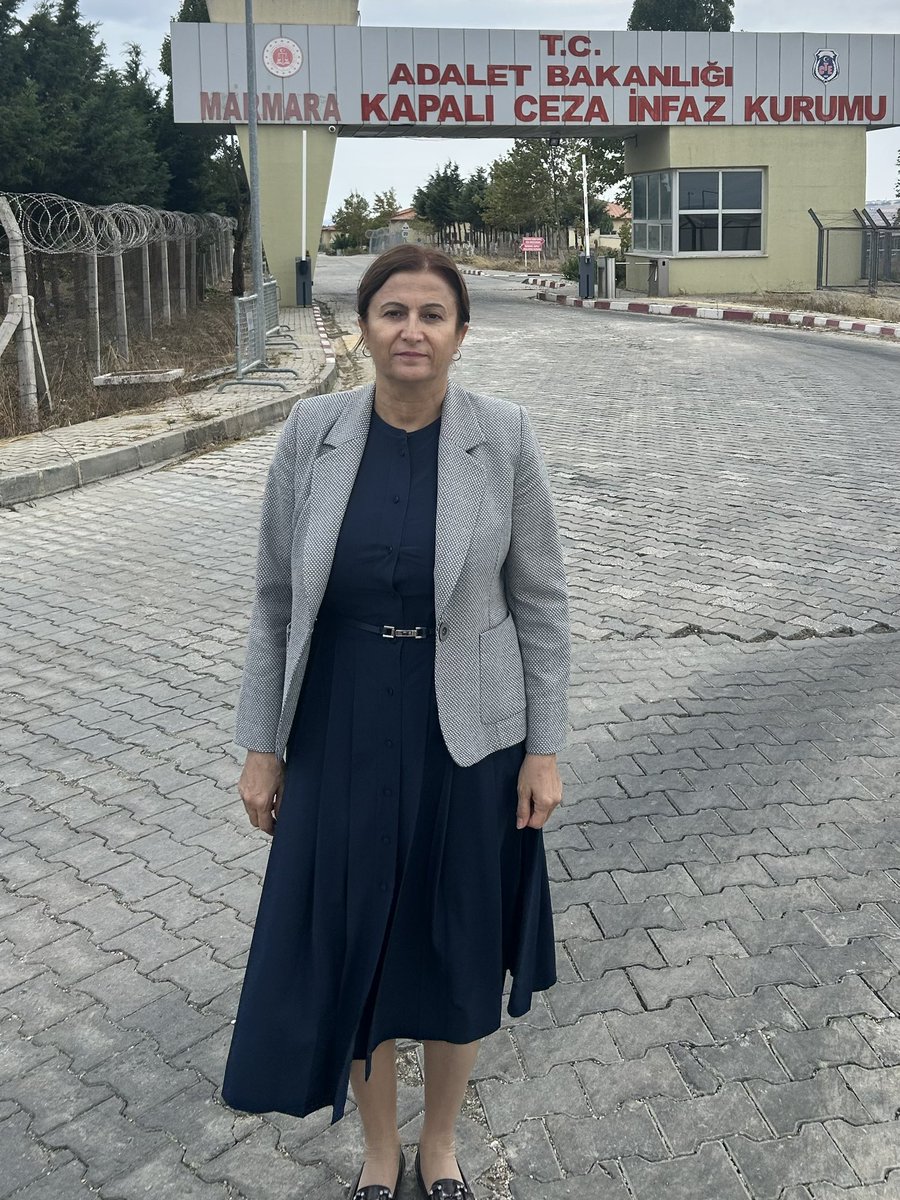 turkan_elci's tweet photo. Turgenyev, Babalar ve Oğullar romanında “Hiçbir yerde zaman Rusya’daki kadar hızlı geçmez; hapishanede daha da hızlı geçer.”der. 
Ben de romandaki bu cümleden mülhem hapishane ziyaretleri de çok hızlı geçer, diyeyim. Görüştüğünüz kişi Selçuk Kozağaçlı ise daha da hızlı geçer. Mevzu roman, şiir olunca daha da hızlı geçer.
Son dönemde çıkan hemen hemen çoğu romandan haberdardır Selçuk Kozaçlı. Her nekadar konunun yazdıklarıma gelmesini istemesem de “ Biraz daha şiir yaz” dedi. “ Acıları, travmaları, ölümü yazmak oldukça güç. Bu nedenle anlatmak istemediklerimizi, alegorilere sığınarak yazarız.” dedim. 
“ Anlattıklarımıza sınırsız imkan tanınsaydı, yazar kendine ait özgün bir dil de yaratamazdı. Yazar söylemek istemediklerini dolambaçlı yollardan söyleme arayışı içine girer ve kendine ait üslubunu da yaratmış olur.” dedi ve son dönemlerde okuduğu başarılı bulduğu birkaç yazarın ismini saydı. Ben de beğeniyle okuduğum yazarları andım, ortak beğenilerimizle mutlu olduk. 
“Hayat kısa ve ölüm olmasaydı, hayata bu kadar anlam da yüklemezdik. Belki de onun için hayat bizim için bu kadar anlamlıdır.” derken vedalaştık. Turgenyev’in dediği gibi hapishanede zaman çabuk geçiyordu. 
Silivri’den havaalanına gidinceye kadar yol boyunca Selçuk Kozağaçlı ile hayatın anlamı üzerine konuştuklarımızı düşündüm.
Bize zulmedenlerin aklından hiç mi ölüm geçmiyordu? Hayat onlar için nasıl bir anlam ifade ediyordu? Cevabını bulamadığım sorular kafamın içinde dönenirken, Siliviri’nin üzerinde de kuşlar döneniyordu. #selçukkozağaçlı