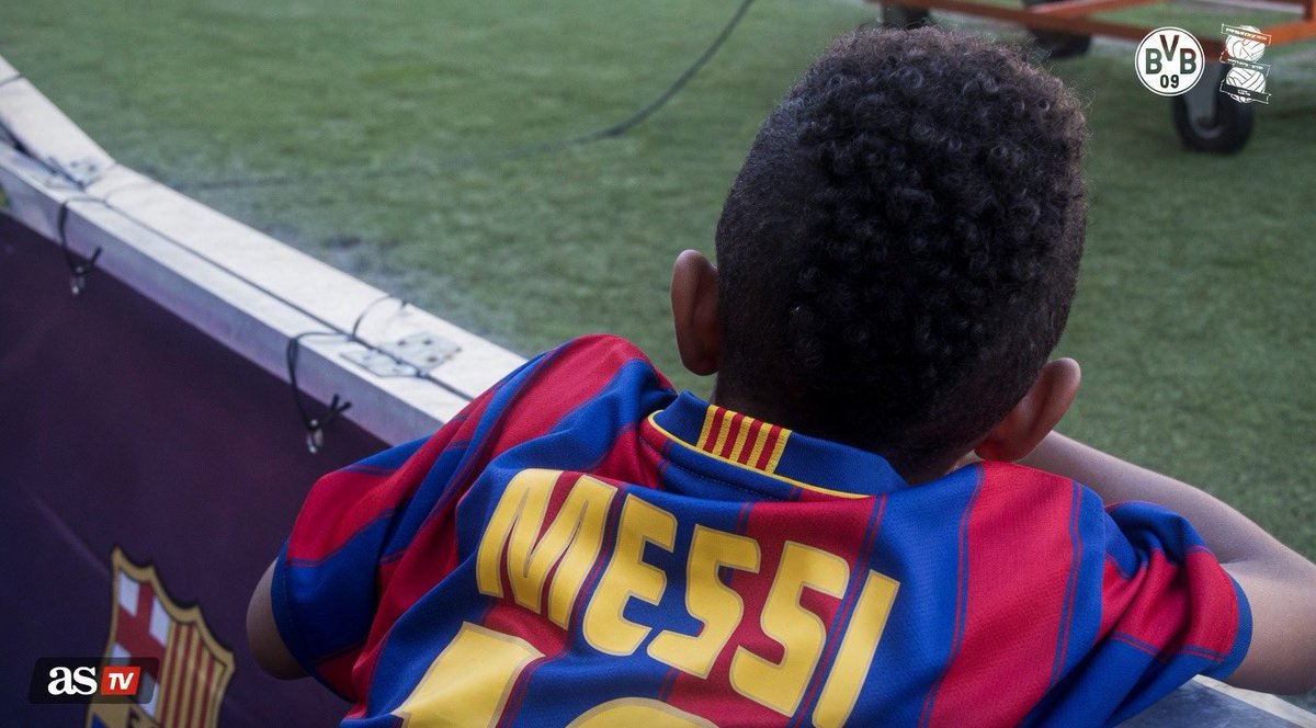 Barca_Archive's tweet photo. Football Players who supported Barcelona before they ever became professionals.

A thread. (Part 1) 🧵 https://t.co/7qKQQHA2My
