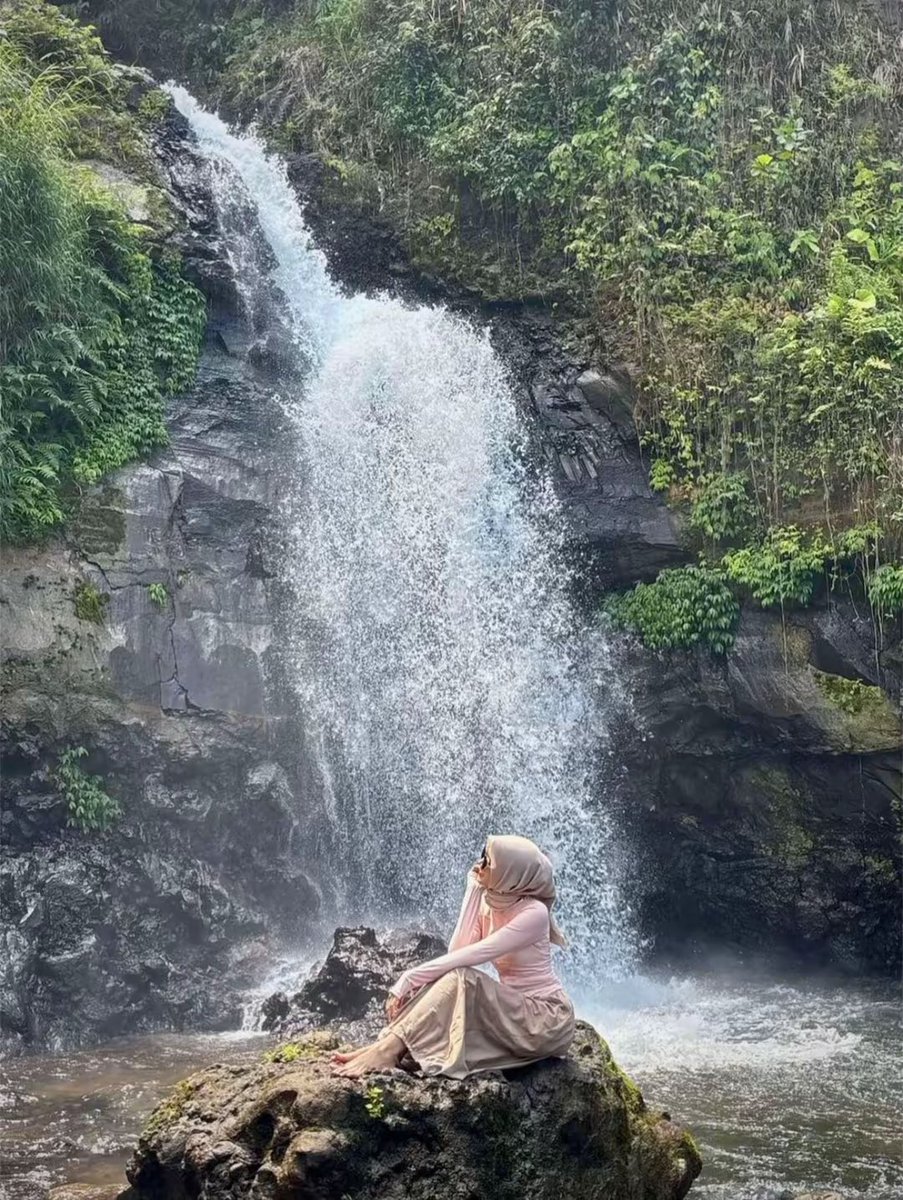 edelweissque's tweet photo. outfit aku ke curug/coban nich, bahan jaket olahraganya ga bikin gerah, nemu juga celana yang ga ngatung di tb165 bb46 #OOTD #ootd #zonauang #zonajajan #outfit #curug #coban #recommendation https://t.co/GFSRH1ij4u