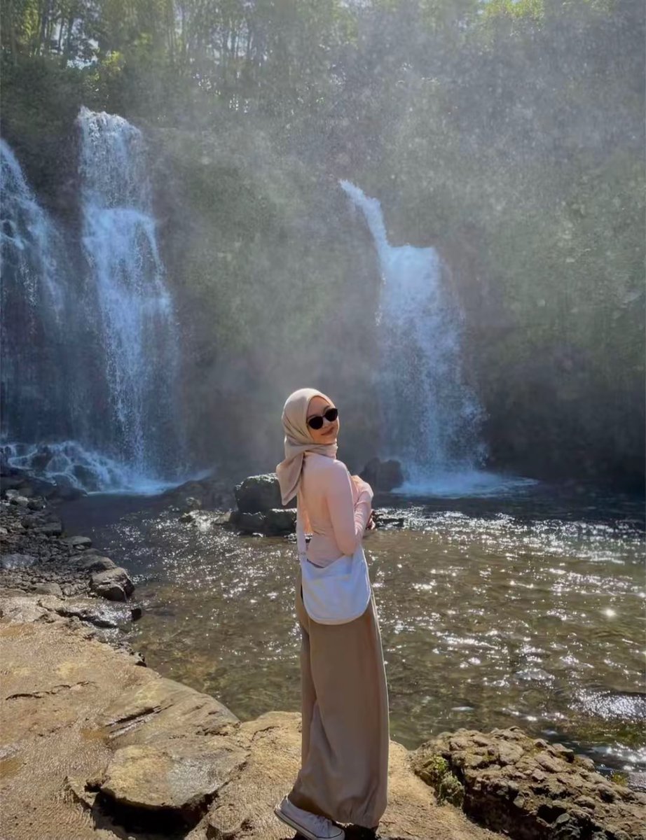 edelweissque's tweet photo. outfit aku ke curug/coban nich, bahan jaket olahraganya ga bikin gerah, nemu juga celana yang ga ngatung di tb165 bb46 #OOTD #ootd #zonauang #zonajajan #outfit #curug #coban #recommendation https://t.co/GFSRH1ij4u