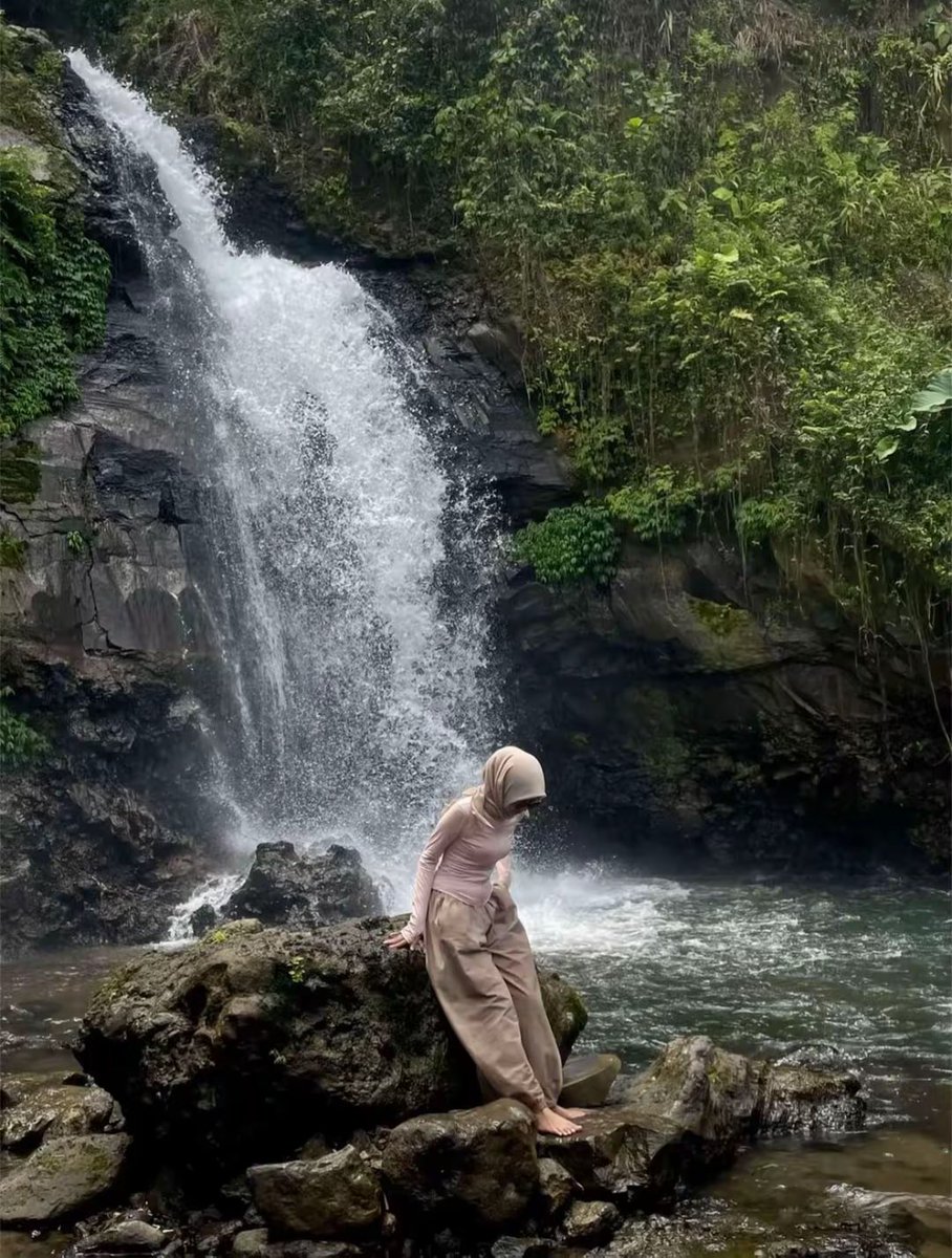 edelweissque's tweet photo. outfit aku ke curug/coban nich, bahan jaket olahraganya ga bikin gerah, nemu juga celana yang ga ngatung di tb165 bb46 #OOTD #ootd #zonauang #zonajajan #outfit #curug #coban #recommendation https://t.co/GFSRH1ij4u