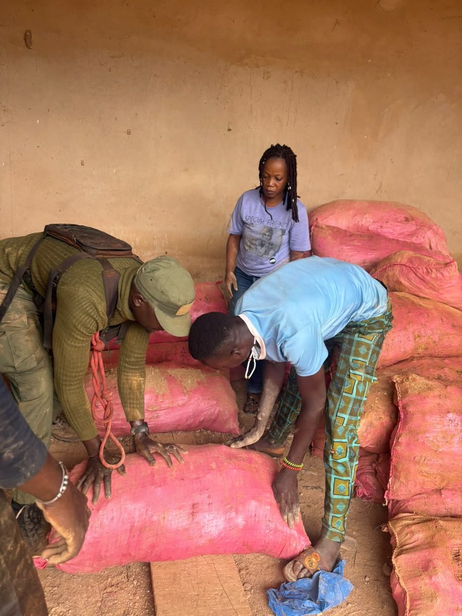 aip_agencepress's tweet photo. Côte d’Ivoire-AIP/M’Bengué : 70 sacs de minerai saisis à Tiébila par les Eaux et Forêts  https://t.co/DMtTomntxV https://t.co/EdxZqCz4za