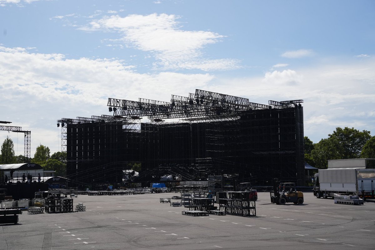 cg_edm's tweet photo. え？あ？え？Ultra Japanステージをさらに別の2つのフェスと兼用しているだと！？！？

これUltraのやつだよね？？ https://t.co/ttBHtpLAf9