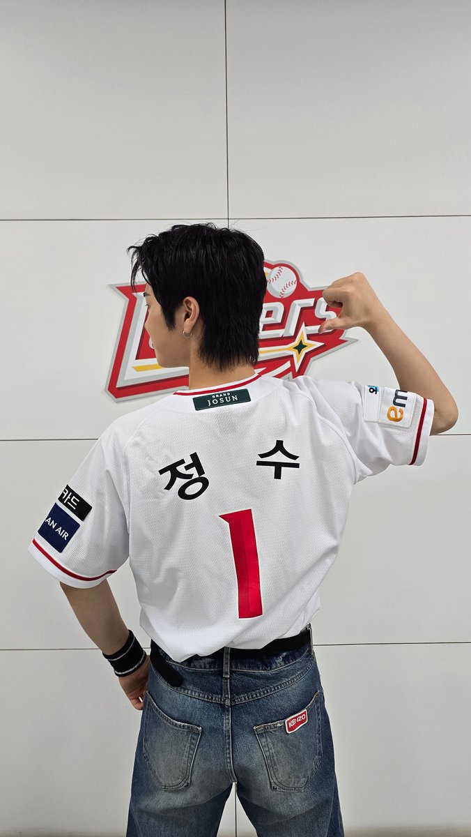 XH_official's tweet photo. [ #Xtra_Scenes ]

Go! Go! Go! 랜더스! 랜더스필드에 울려퍼진 으쓱이 정수의 목소리🎤
소년만화의 주인공이 된 것 같은 SSG껄한 하루⚾️❤️

#XdinaryHeroes #엑스디너리히어로즈 
#정수 #Jungsu
#WE_ARE_ALL_HEROES 
#SSGLANDERS #SSG랜더스 https://t.co/DhTth52vdy
