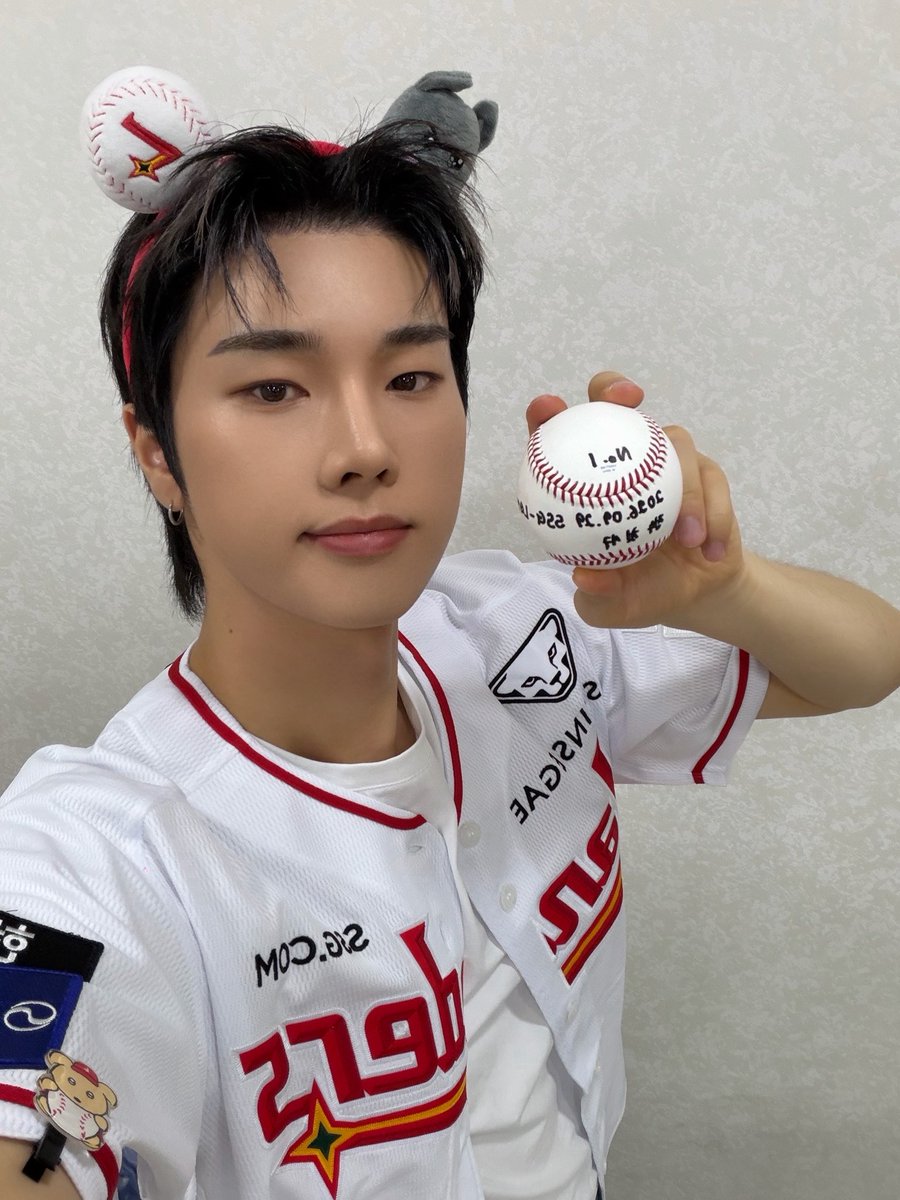 XH_official's tweet photo. [ #Xtra_Scenes ]

Go! Go! Go! 랜더스! 랜더스필드에 울려퍼진 으쓱이 정수의 목소리🎤
소년만화의 주인공이 된 것 같은 SSG껄한 하루⚾️❤️

#XdinaryHeroes #엑스디너리히어로즈 
#정수 #Jungsu
#WE_ARE_ALL_HEROES 
#SSGLANDERS #SSG랜더스 https://t.co/DhTth52vdy