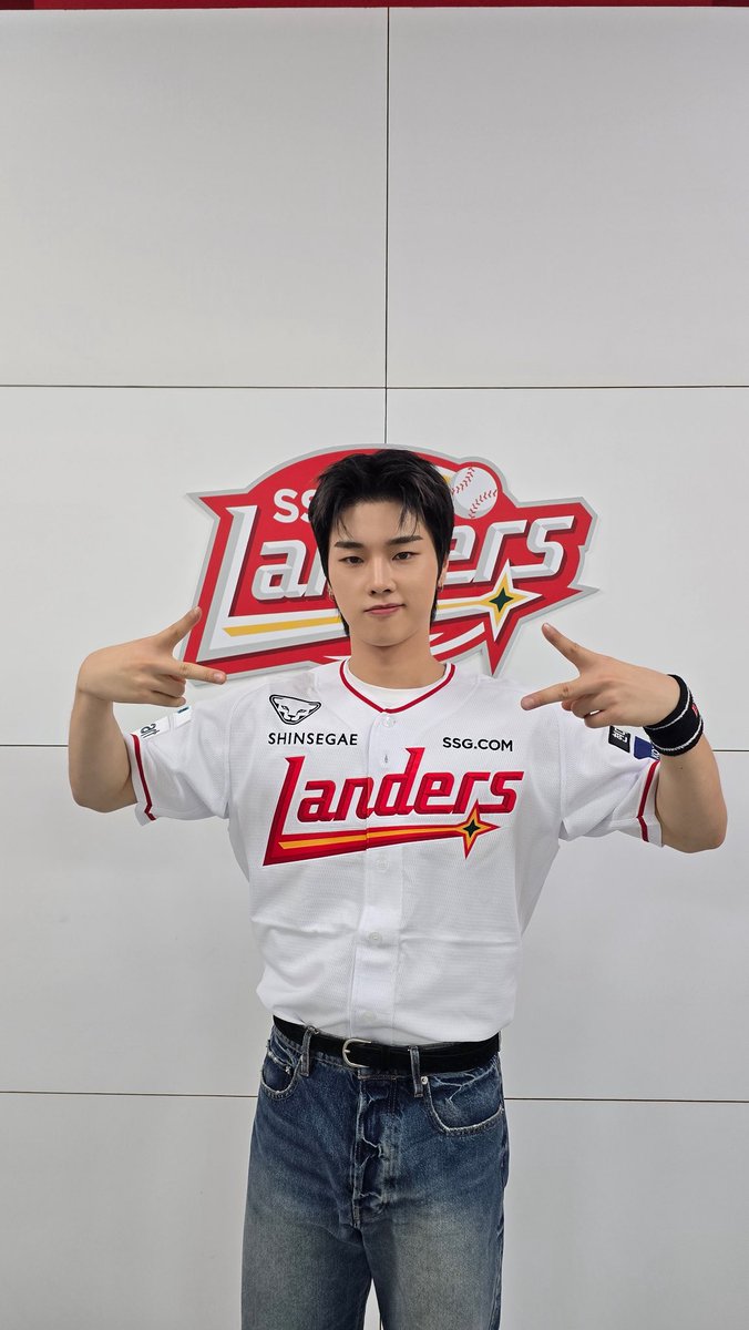 XH_official's tweet photo. [ #Xtra_Scenes ]

Go! Go! Go! 랜더스! 랜더스필드에 울려퍼진 으쓱이 정수의 목소리🎤
소년만화의 주인공이 된 것 같은 SSG껄한 하루⚾️❤️

#XdinaryHeroes #엑스디너리히어로즈 
#정수 #Jungsu
#WE_ARE_ALL_HEROES 
#SSGLANDERS #SSG랜더스 https://t.co/DhTth52vdy