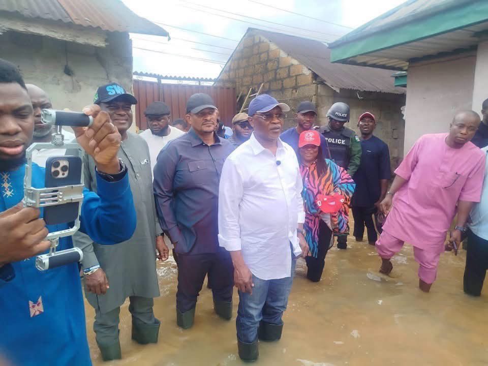 _AkporChief's tweet photo. In solidarity with flood victims in Rivers State, candidate of the APC and his running mate visited the affected areas of the flood, assuring them that under him, he'll prioritize desilting canals, proper drainage system, and environmental sustainability.

#OKisOKay
#IWinYouWin https://t.co/RmGb5BrFlz