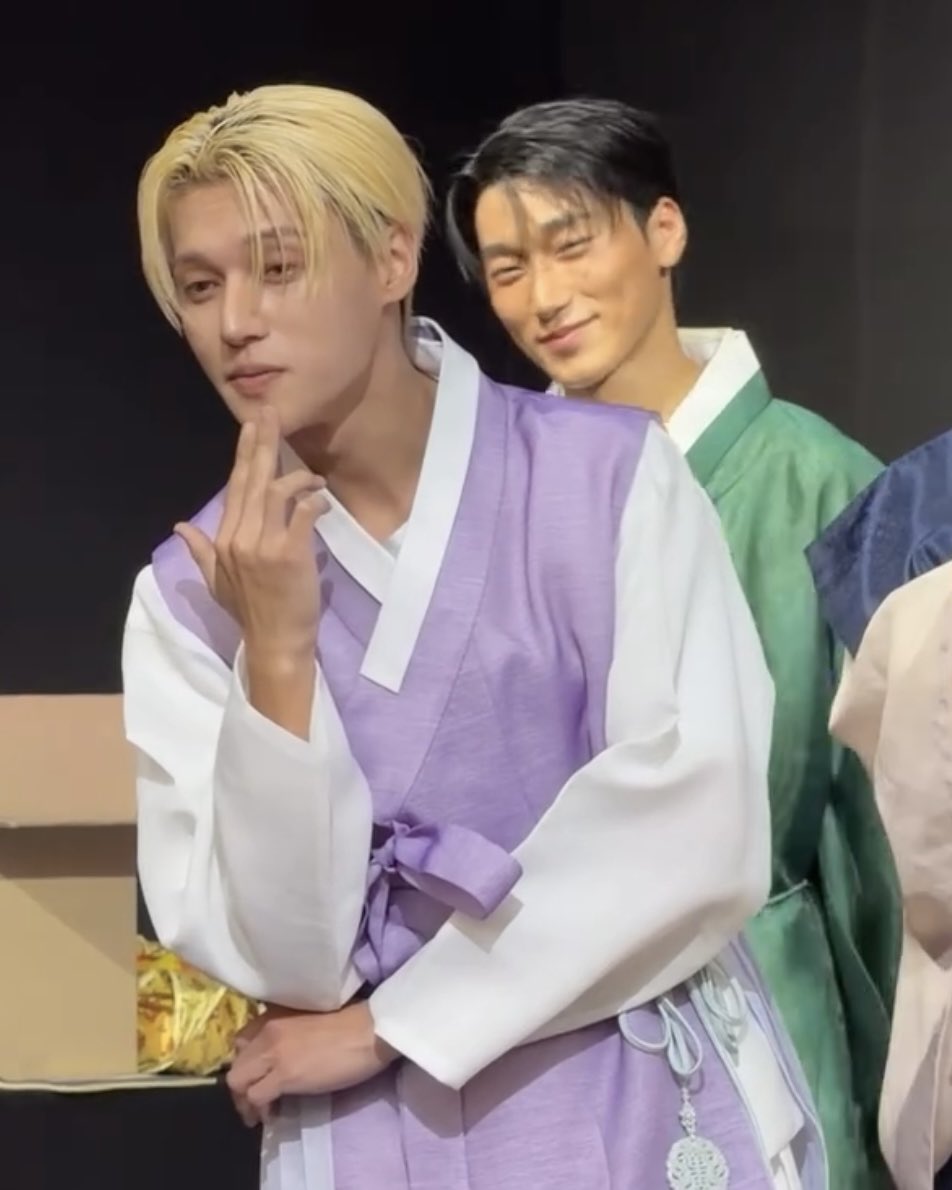 moonshapedfluff's tweet photo. they’re so so stinkin cute ohmygodddd look at their reaction to each other’s imitation 😆💗

#woosan https://t.co/5lvH8fLF0t