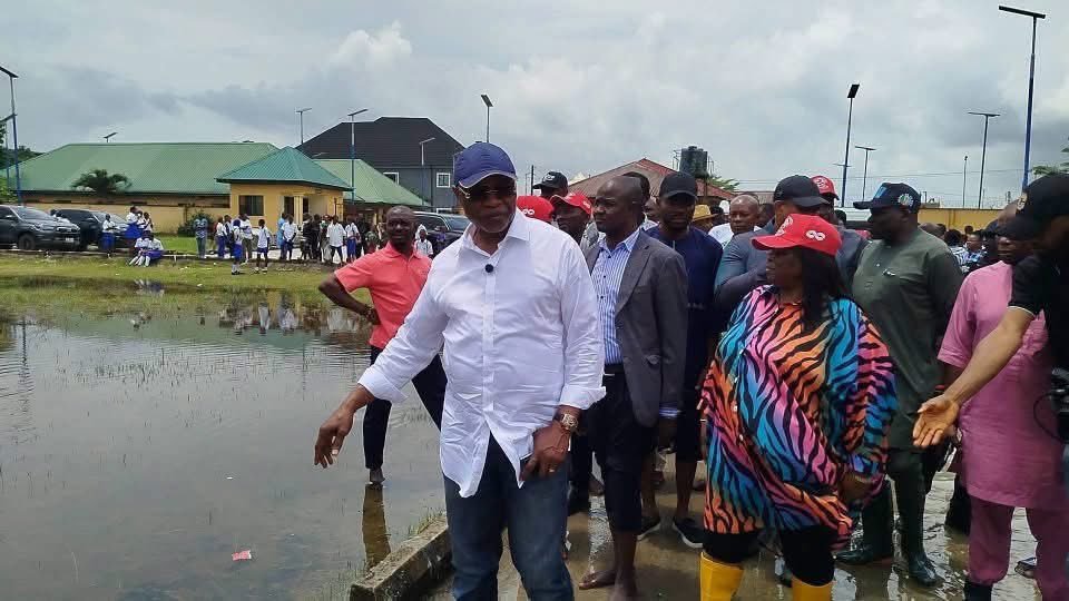 _AkporChief's tweet photo. In solidarity with flood victims in Rivers State, candidate of the APC and his running mate visited the affected areas of the flood, assuring them that under him, he'll prioritize desilting canals, proper drainage system, and environmental sustainability.

#OKisOKay
#IWinYouWin https://t.co/RmGb5BrFlz
