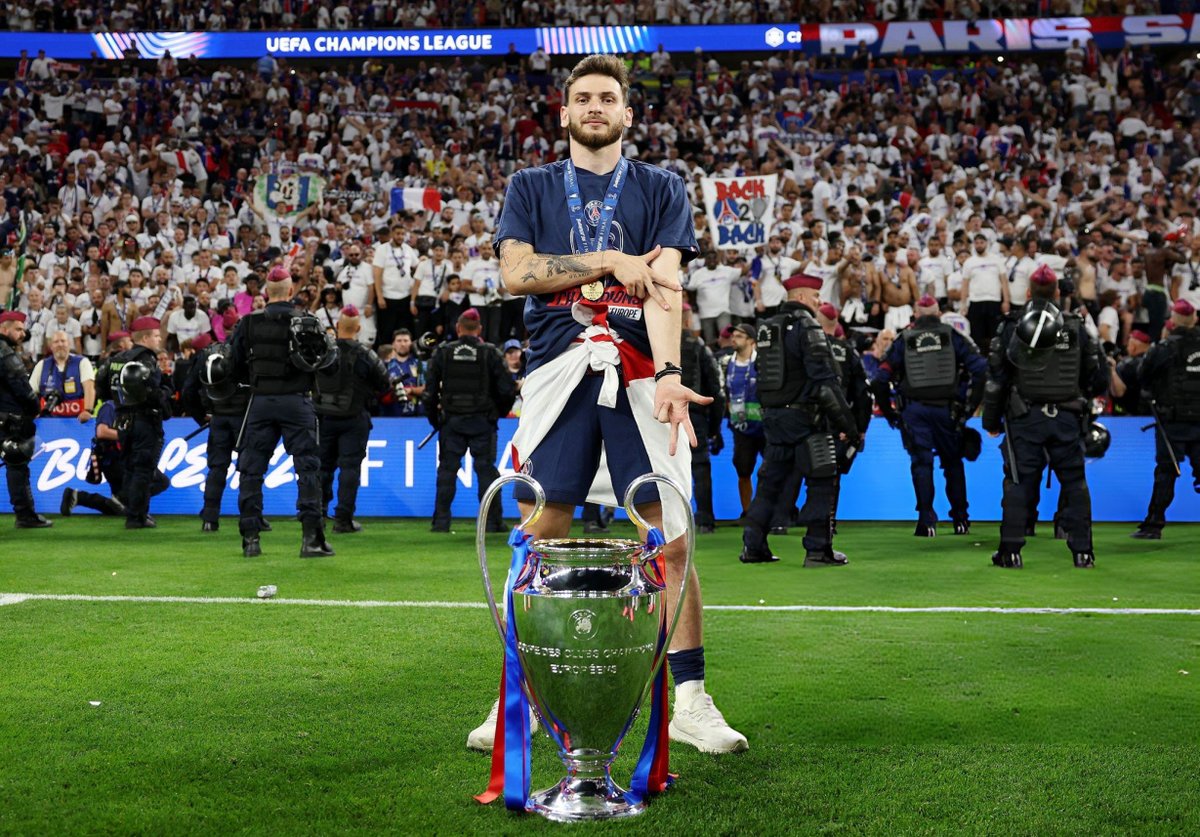 ByMrBrian's tweet photo. En el caso del Balón de Oro, así está la cosa después del ridículo de campaña de Lamine y Mbappé:

Lamine
No se lo merece tras una temporada en la que en los partidos importantes no apareció, pero al menos puede decir que ganó Liga y Mundial. 

Mbappé
Absolutamente no ha hecho ningún mérito y sería un desastre para el Madrid si lo gana. Va de el nuevo Cristiano combinado con Jesús, pero no le llega ni a los tobillos a Bale. No apareció en partidos importantes y no ganó nada de nada.

Kane
Ha sido alguien consistente en sus goles y en momentos clave para el Bayern, pero el lastre que tiene fue no haber ganado la Champions o, al menos, llegar a la final eliminando al PSG (lo mismo aplica con el Mundial).

Kvaratskhelia
Probablemente el que más se lo merece por su calidad, sus apariciones cruciales contra el Bayern y en la final para que el PSG se llevara su segunda Champions. Aunque, seamos sinceros, jamás se lo darán porque el gran hándicap que tiene es la selección donde juega, selección que no clasificó al Mundial.

Fabián, Rodri, Bellingham
Olvidalo, estos jugadores, aunque buenos, ya te digo yo que no se lo darán a otro mediocentro tan rápido después del de Rodri en 2024.

¿Cuál creen ustedes que se lo debe llevar?