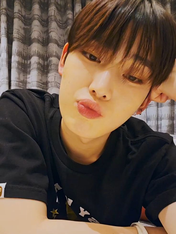 softformyj's tweet photo. ‘ออกเวรแล้วครับที่รัก เดี๋ยวรีบกลับนะ’

“ทำไม”

‘ทำไมอะไรคะ’

“ทำไมต้องหล่อด้วยอะ รีบกลับมาเลยเร็ว ๆ😕” https://t.co/5M7D5UEp1S