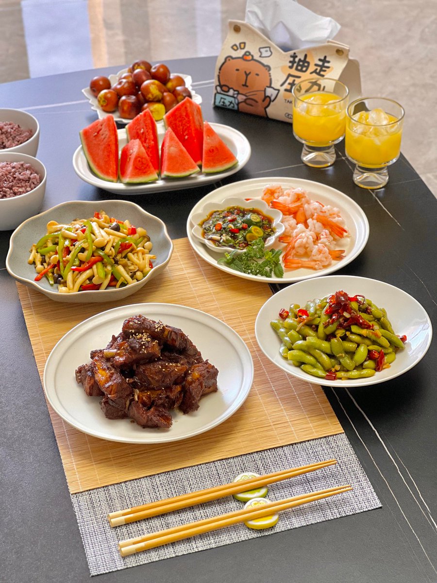 jacob_rees__283's tweet photo. [The delicious stir-fry lets us chew, chop, and pick up the fresh ingredients together!]， https://t.co/Yn0lSVwhgA