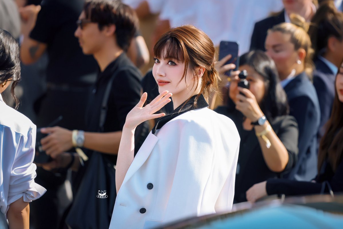 fruitday1128's tweet photo. 👋

LINGORM BA DIOR AT PFW
#DiorSummer27xLingOrm https://t.co/2KRJedh6TK