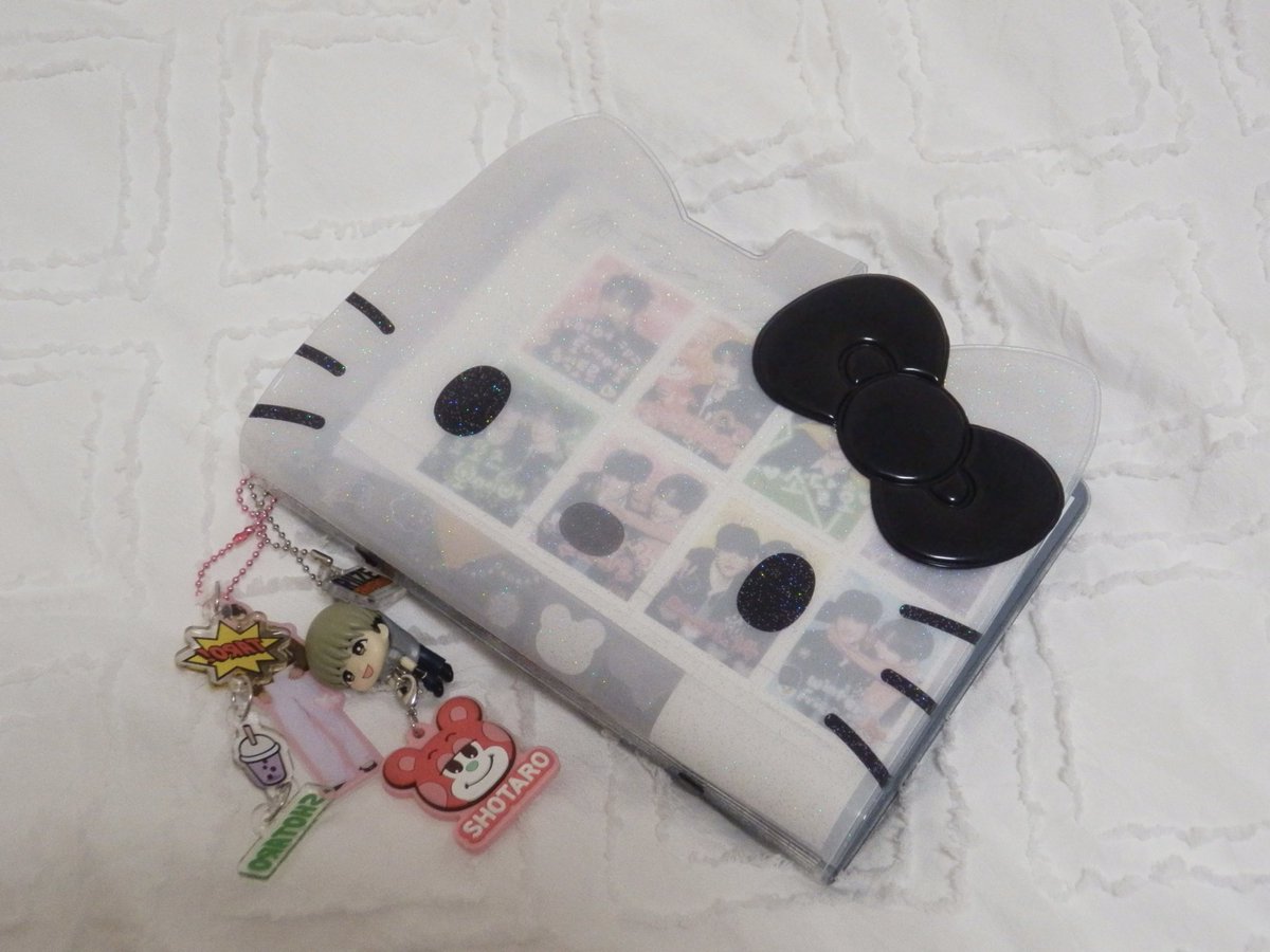 ura_ash_'s tweet photo. 流行りのキティバインダー買ってデコった💕💕
まじでかわいいし大容量だしピンクも買うか迷う😭あと友達が言ってた通りサインもぴったり入った> ̫< https://t.co/jxnycZHAj3
