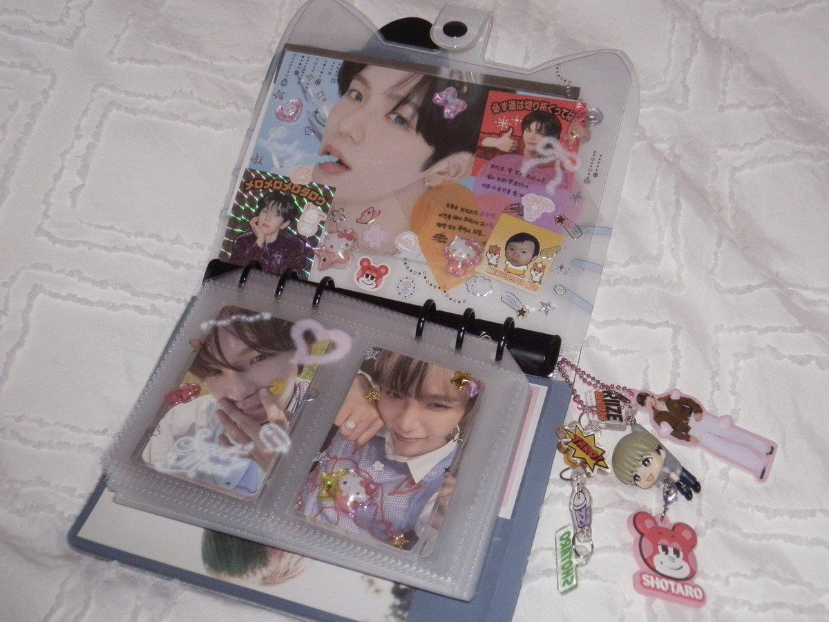 ura_ash_'s tweet photo. 流行りのキティバインダー買ってデコった💕💕
まじでかわいいし大容量だしピンクも買うか迷う😭あと友達が言ってた通りサインもぴったり入った> ̫< https://t.co/jxnycZHAj3