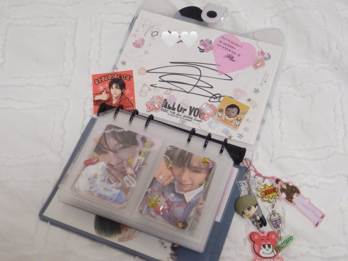 ura_ash_'s tweet photo. 流行りのキティバインダー買ってデコった💕💕
まじでかわいいし大容量だしピンクも買うか迷う😭あと友達が言ってた通りサインもぴったり入った> ̫< https://t.co/jxnycZHAj3
