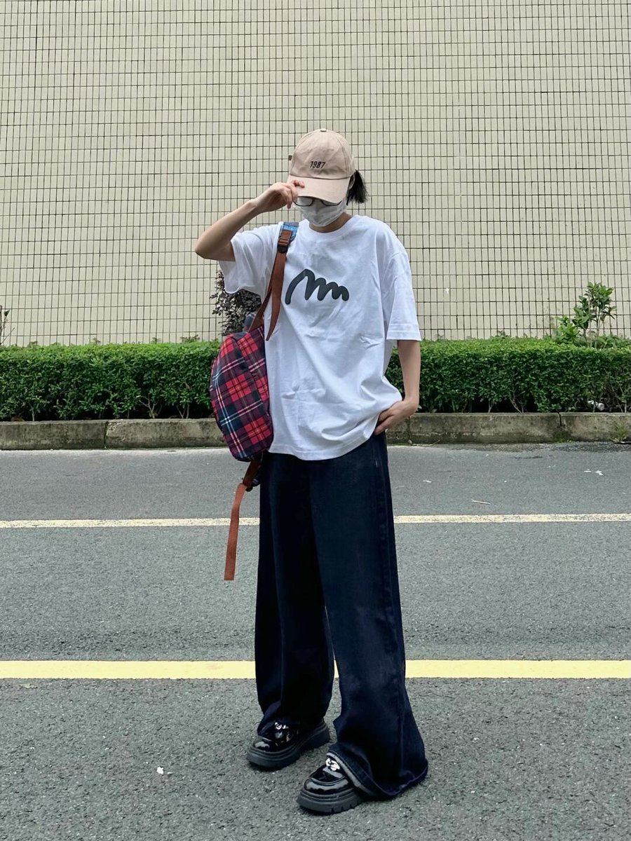 destyaadi's tweet photo. [Just a casual day: sipped soda, laughed loud, and spilled tea on my tee—classic!] https://t.co/NYxhcIUgFL