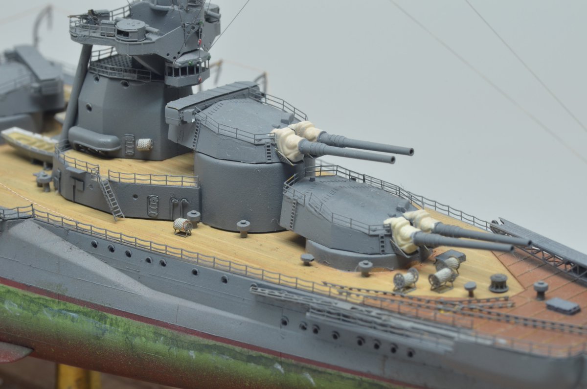 tikuzennni1's tweet photo. ハセガワ 1/700 伊勢、完成しました！
レインボーのエッチングをメインで使用しディテールアップしました。
舷窓は庇だけのエッチングを使用しました。
久々に喫水線周りの付着珪藻の再現をしてみたりも
やっぱり伊勢型戦艦はとってもかっこういいね… https://t.co/9Yjxo3xdtE