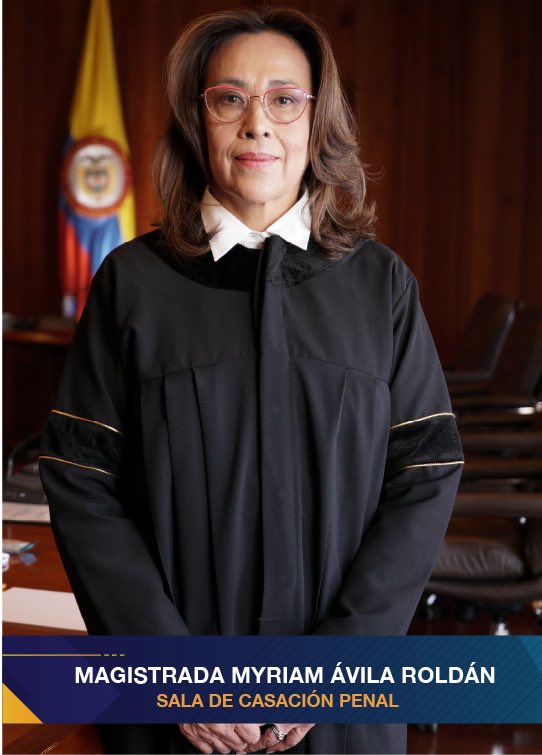 luisjimenezro's tweet photo. Claridad, suficiencia, precisión y univocidad: exigencias de la relación de los hechos jurídicamente relevantes

En la SP1164-2026, rad. 66082, M.P. Myriam Ávila Roldán, la Sala Penal volvió sobre la importancia de los hechos jurídicamente relevantes y precisó que no toda incorrección en su formulación conduce a la nulidad. 

Ese remedio solo procede cuando no se satisfacen unos mínimos procesales —claridad, suficiencia, precisión y univocidad—, pero, como advierte la propia Corte, “no de cualquier manera”, sino hasta el punto de que la imputación deje de constituir un antecedente legítimo de la acusación.

La precisión es importante. No basta, entonces, con advertir que el relato es insuficiente, impreciso o presenta alguna deficiencia. Para que proceda la nulidad, esa falencia debe alcanzar tal entidad que los hechos comunicados por la Fiscalía tengan un nivel de confusión, indefinición o ambigüedad que los haga incomprensibles y comprometa sustancialmente el ejercicio del derecho de defensa.

Esto permite distinguir un escenario diferente: que los hechos sean claros y comprensibles, pero insuficientes. Es decir, que se entienda perfectamente qué está atribuyendo la Fiscalía, pero que en la imputación o en la acusación falte un hecho necesario para completar los elementos del tipo penal.

En este supuesto, precisamente porque el relato se entiende y no alcanza el grado de incomprensión que la Corte exige para decretar la nulidad, el problema aparece al momento de establecer si los hechos efectivamente acusados permiten una condena.

A partir de esta decisión —que en realidad reitera una línea que la Sala ya ha venido sosteniendo— puede presentarse un escenario en el que los hechos sean claros, pero insuficientes. Por ejemplo, cuando se atribuye un delito de tipo penal en blanco, pero en la imputación o en la acusación no se incorpora el correspondiente reenvío normativo. En un caso así, la insuficiencia del relato no significa necesariamente que exista falta de claridad o que resulte incomprensible aquello que la Fiscalía está atribuyendo. 

Por tanto, conforme con el criterio reiterado en la SP1164-2026, esa sola insuficiencia no conduciría necesariamente a la nulidad.

Ahora bien, en esos eventos, en mi concepto, la solución debe ser la absolución, con independencia de la suficiencia probatoria. 

La razón es sencilla: si los hechos están incompletos porque falta un componente necesario para satisfacer los elementos del tipo penal, en rigor no se atribuyó un hecho jurídicamente relevante completo. 

Un hecho adquiere esa condición en la medida en que contiene los presupuestos fácticos necesarios para realizar la descripción típica, sin perjuicio, naturalmente, de que para una condena también deban concurrir la antijuridicidad y la culpabilidad.

De ahí que, si al momento de decidir el juez advierte que los hechos atribuidos son claros, pero insuficientes para estructurar el tipo penal, la consecuencia debe ser la absolución. Y ello con independencia de lo que pueda demostrar la prueba practicada en juicio.