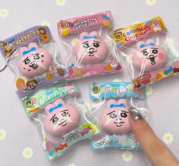 opanchu_usagi_g's tweet photo. ＼カプセルトイ新商品📣／

#おぱんちゅうさぎ「お菓子風パッケージ入りむにむにマスコット」が登場🍭💗

むにむにした触り心地が楽しめる、ボールチェーン付きマスコット✨

2026年9月下旬より
全国のガチャガチャで発売中✨

▼全種セットはこちら #pr
https://t.co/oIziiymXGd https://t.co/QiXQH25dDZ