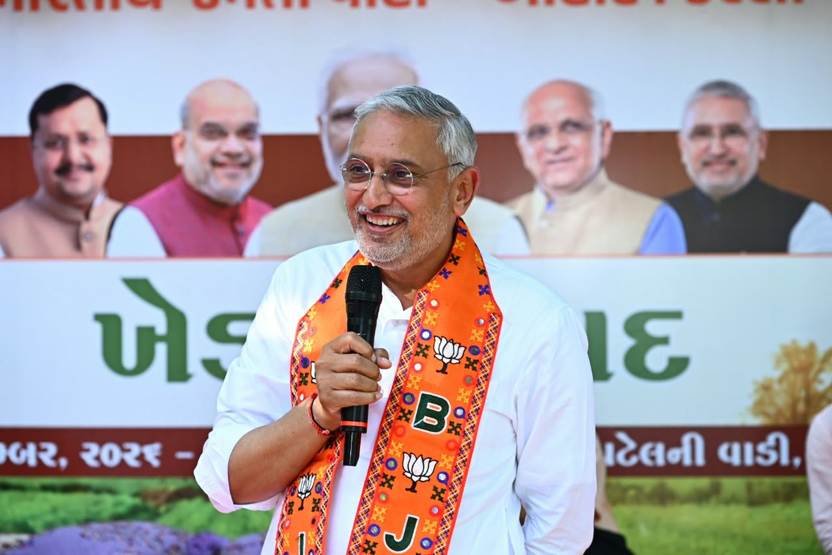 BJP4Gujarat's tweet photo. પ્રદેશ અધ્યક્ષ શ્રી @iJagdishBJP એ આજે બોટાદ ખાતે કેન્દ્રીય રાજ્યમંત્રી શ્રીમતી નિમુબેન બાંભણીયાની વિશેષ ઉપસ્થિતિમાં ખેડૂતો સાથે સંવાદ કર્યો.

આ પ્રસંગે પ્રદેશ અધ્યક્ષશ્રીએ માનનીય પ્રધાનમંત્રી શ્રી @narendramodi જીના 25 વર્ષના સુશાસનમાં ખેડૂતોના કલ્યાણ માટે થયેલા કાર્યો અને ખેડૂતલક્ષી યોજનાઓ અંગે ચર્ચા કરી.