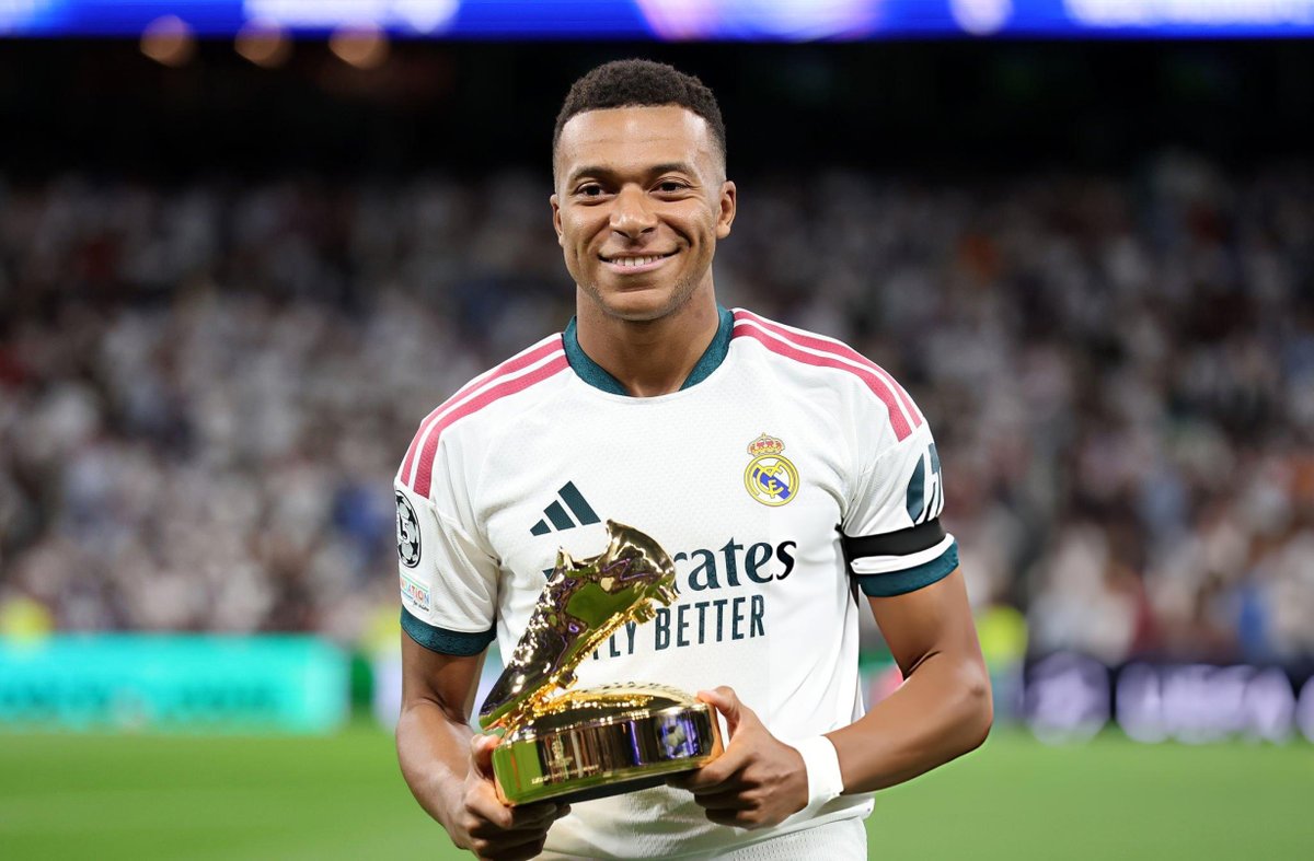 ByMrBrian's tweet photo. En el caso del Balón de Oro, así está la cosa después del ridículo de campaña de Lamine y Mbappé:

Lamine
No se lo merece tras una temporada en la que en los partidos importantes no apareció, pero al menos puede decir que ganó Liga y Mundial. 

Mbappé
Absolutamente no ha hecho ningún mérito y sería un desastre para el Madrid si lo gana. Va de el nuevo Cristiano combinado con Jesús, pero no le llega ni a los tobillos a Bale. No apareció en partidos importantes y no ganó nada de nada.

Kane
Ha sido alguien consistente en sus goles y en momentos clave para el Bayern, pero el lastre que tiene fue no haber ganado la Champions o, al menos, llegar a la final eliminando al PSG (lo mismo aplica con el Mundial).

Kvaratskhelia
Probablemente el que más se lo merece por su calidad, sus apariciones cruciales contra el Bayern y en la final para que el PSG se llevara su segunda Champions. Aunque, seamos sinceros, jamás se lo darán porque el gran hándicap que tiene es la selección donde juega, selección que no clasificó al Mundial.

Fabián, Rodri, Bellingham
Olvidalo, estos jugadores, aunque buenos, ya te digo yo que no se lo darán a otro mediocentro tan rápido después del de Rodri en 2024.

¿Cuál creen ustedes que se lo debe llevar?