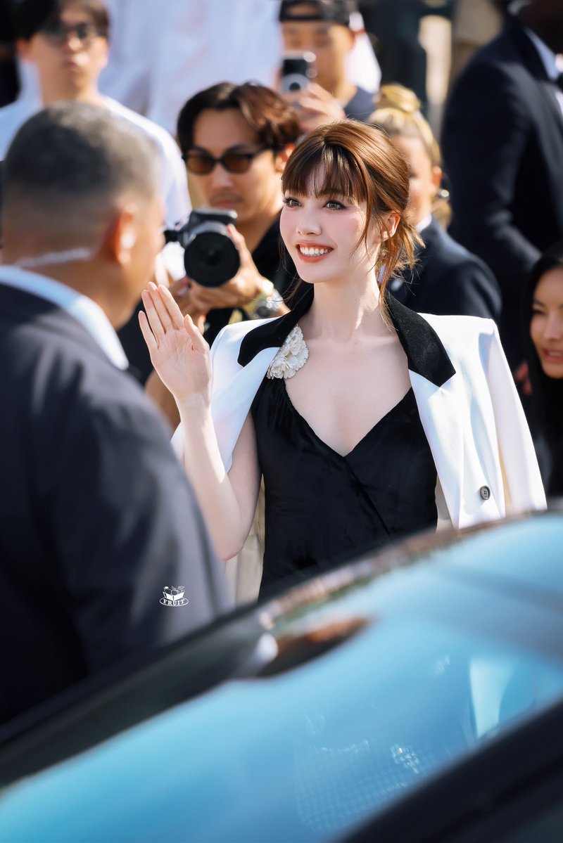 fruitday1128's tweet photo. 👋

LINGORM BA DIOR AT PFW
#DiorSummer27xLingOrm https://t.co/2KRJedh6TK