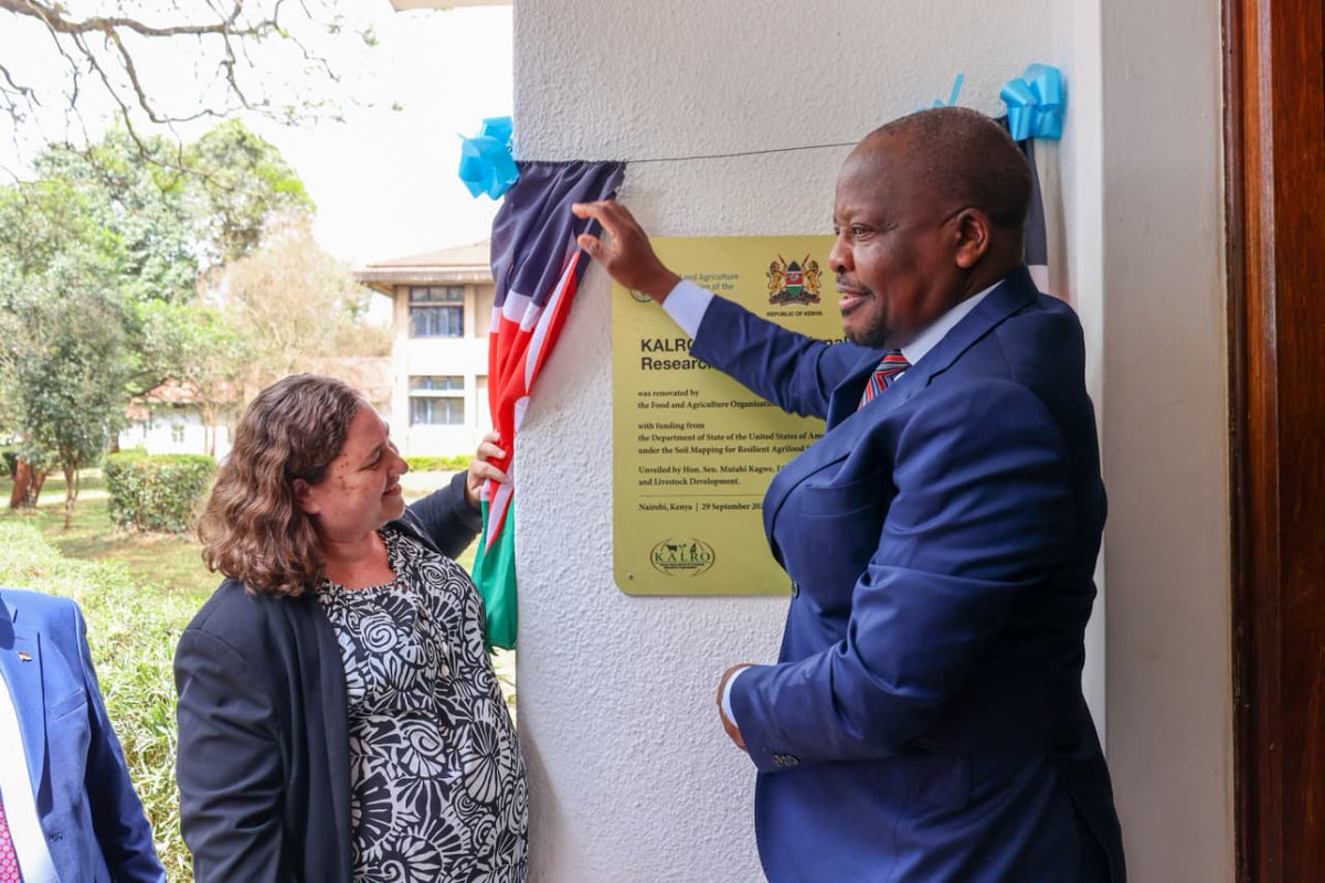 FAOKenya's tweet photo. @CS_MoALD, Nora Berrahmouni, @ZimudziFarayi, Melanie Thurber from U.S. Embassy in Nairobi, Beson Ngure, KALRO DG Dr. Patrick K. Ketiem, county leaders, development partners, farmers launched #SoilFER Project.
#SoilFER is funded by the United States Department of State. https://t.co/EaB7JvlFtK