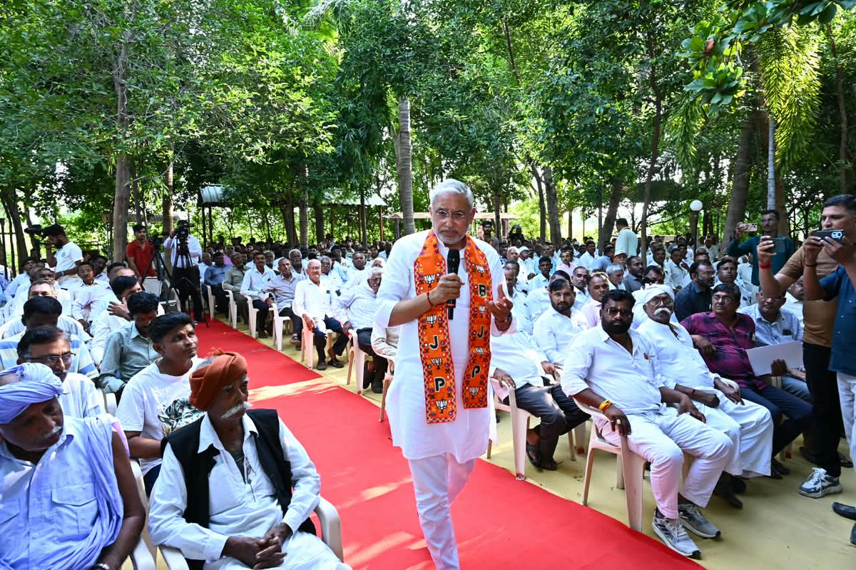 BJP4Gujarat's tweet photo. પ્રદેશ અધ્યક્ષ શ્રી @iJagdishBJP એ આજે બોટાદ ખાતે કેન્દ્રીય રાજ્યમંત્રી શ્રીમતી નિમુબેન બાંભણીયાની વિશેષ ઉપસ્થિતિમાં ખેડૂતો સાથે સંવાદ કર્યો.

આ પ્રસંગે પ્રદેશ અધ્યક્ષશ્રીએ માનનીય પ્રધાનમંત્રી શ્રી @narendramodi જીના 25 વર્ષના સુશાસનમાં ખેડૂતોના કલ્યાણ માટે થયેલા કાર્યો અને ખેડૂતલક્ષી યોજનાઓ અંગે ચર્ચા કરી.
