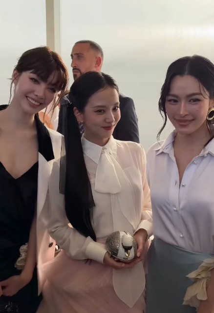 AboutMusicYT's tweet photo. LingOrm and Jisoo are princesses at the Dior Show. https://t.co/yhYRi0gAQ2